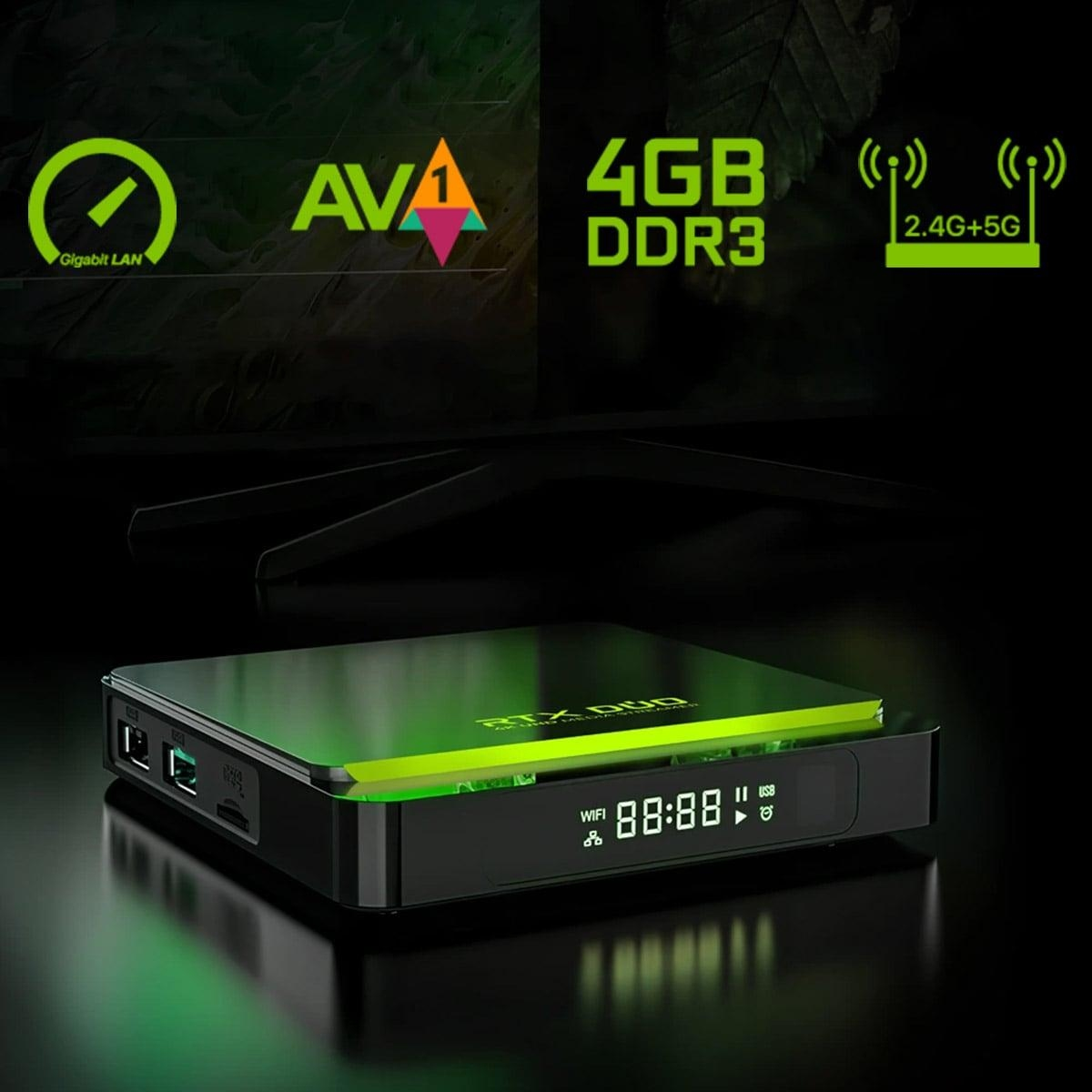 Schwarze Media Player-Box mit grünem Licht. Anzeige zeigt die Zeit. Grün-schwarzer Hintergrund.