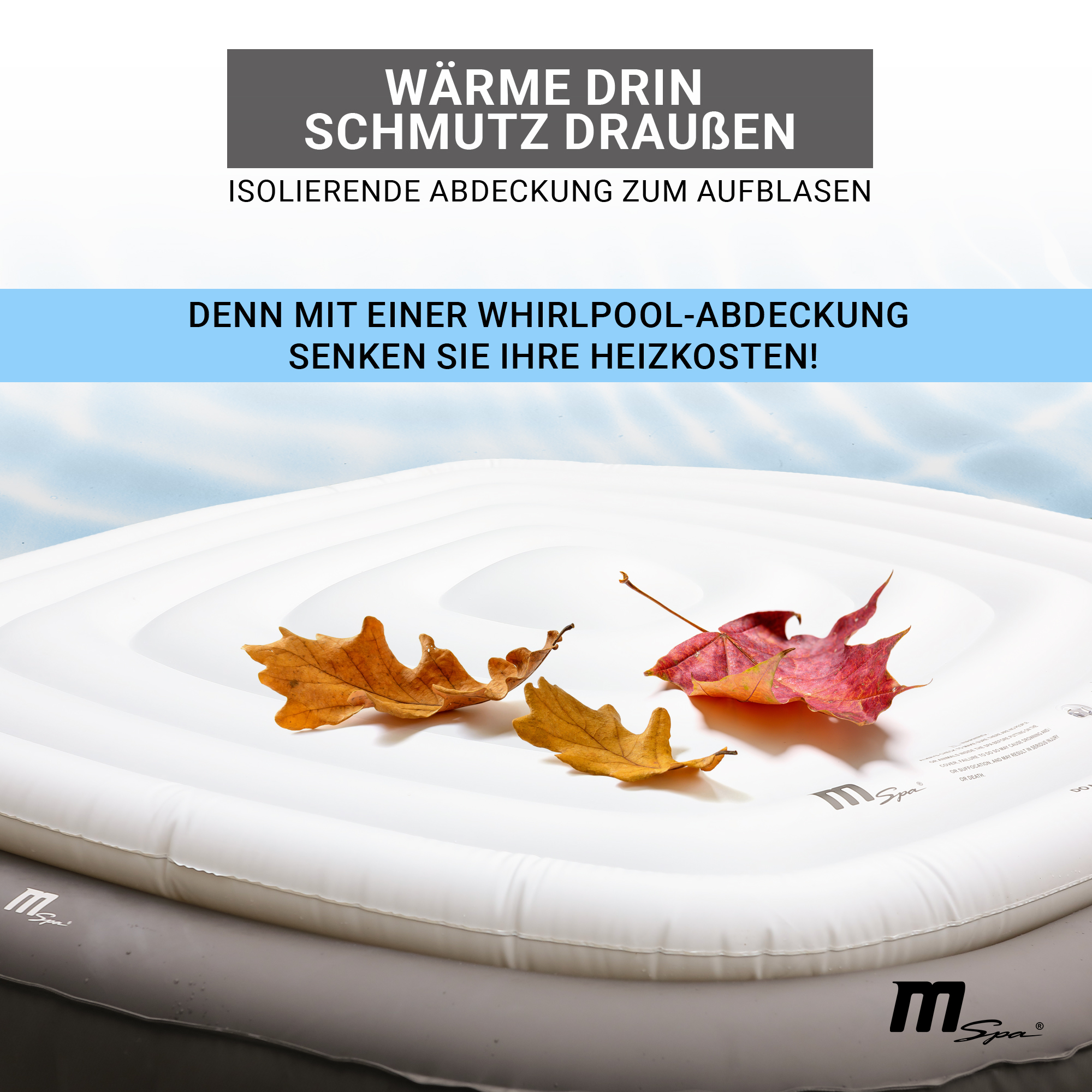 Weiße Spa-Abdeckung mit drei braunen und roten Blättern. Die Oberfläche scheint nass zu sein. Himmel im Hintergrund.