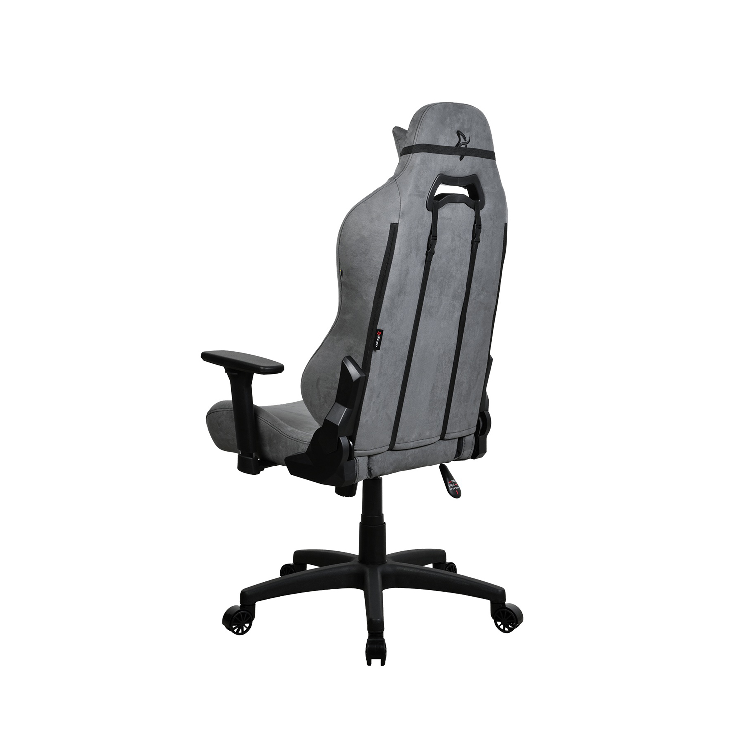 Ein grauer Gaming-Stuhl. Er hat eine hohe Rückenlehne, Armlehnen und ein schwarzes Untergestell mit Rollen.