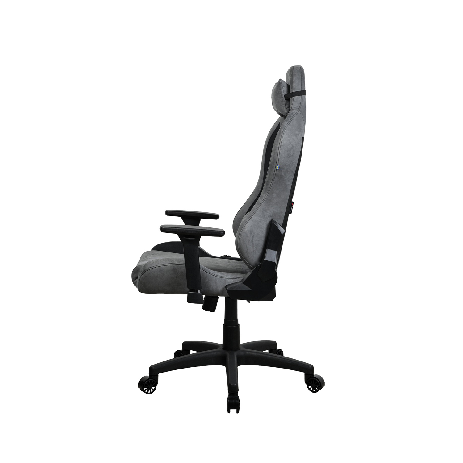 Seitenansicht eines grauen Gaming-Stuhls. Schwarze Armlehnen und Basis auf weißem Hintergrund.