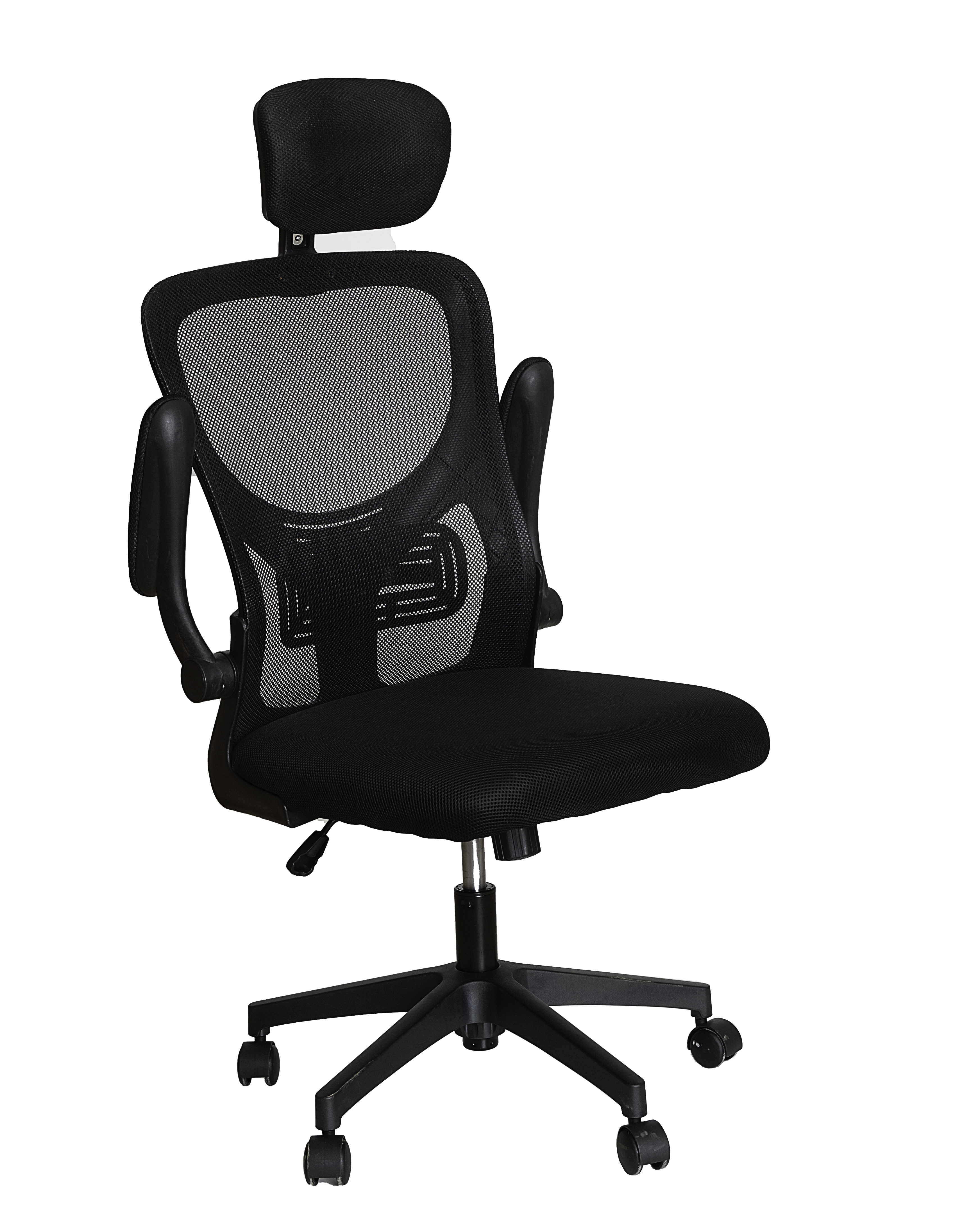 Silla de oficina negra con respaldo de malla, reposacabezas, reposabrazos y ruedas. Fondo blanco.
