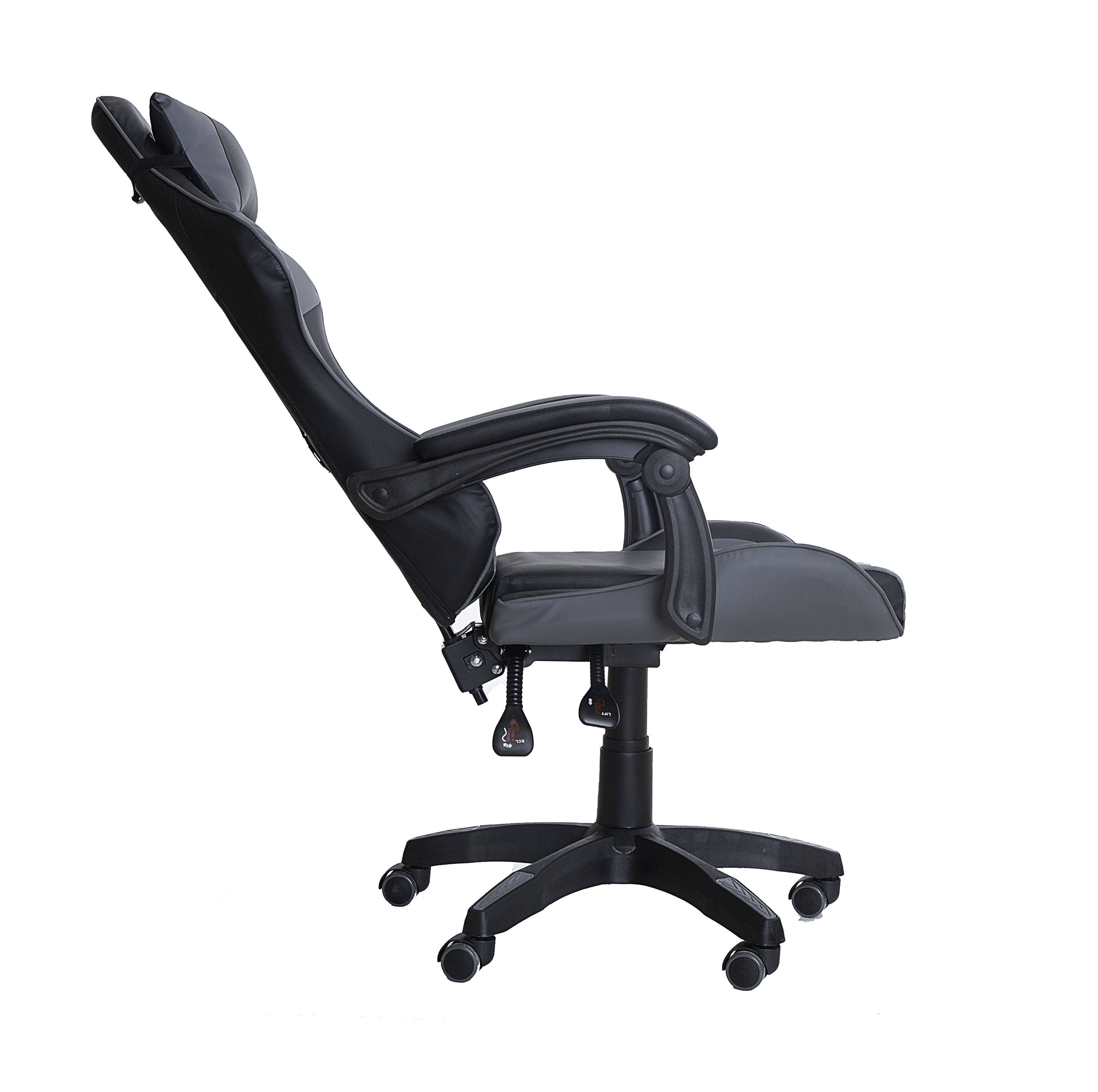 Una silla de juego negra y gris de perfil. Tiene ruedas y funciones ajustables. Fondo blanco.