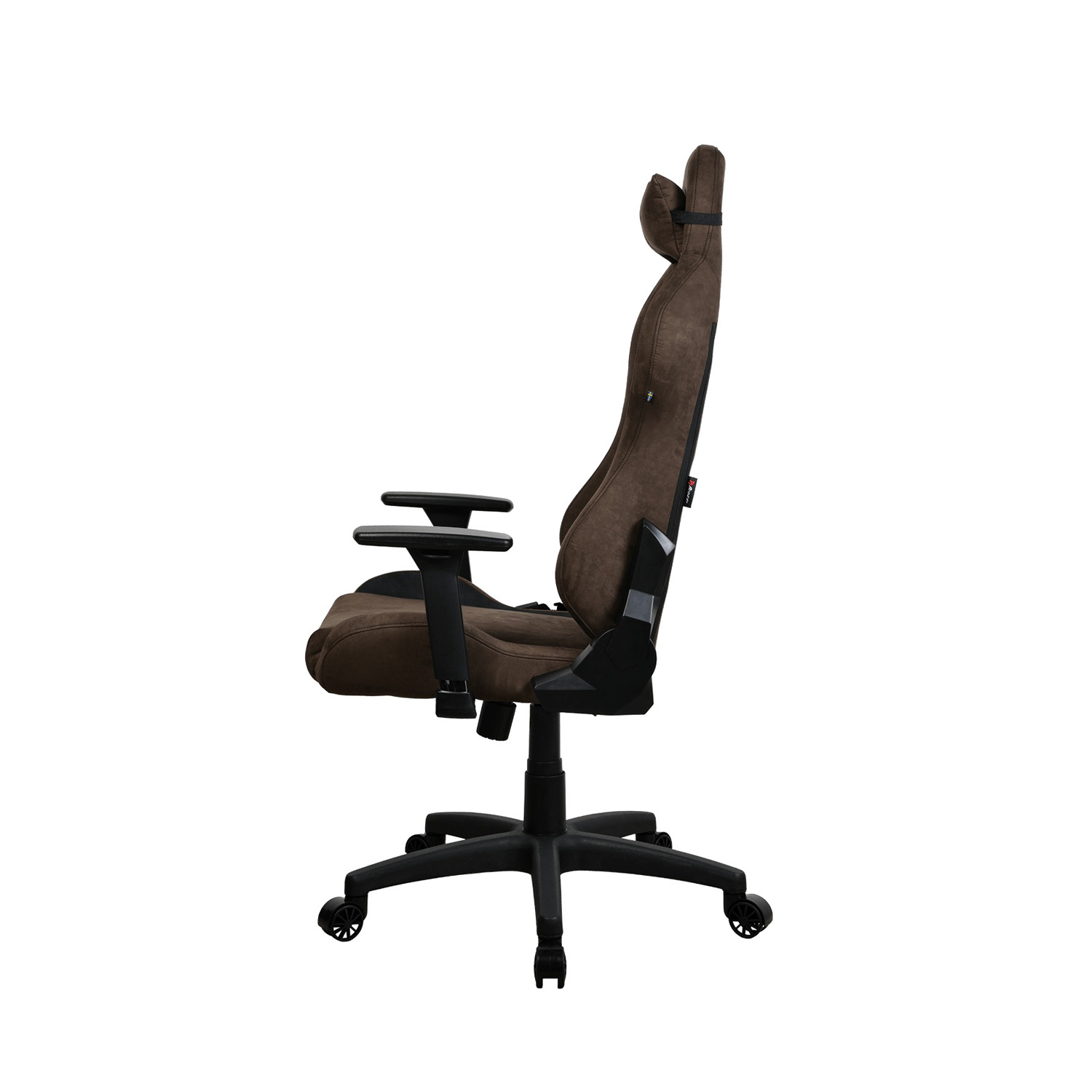 Bruine gamingstoel op witte achtergrond. Heeft armleuningen, hoofdsteun en wielen.