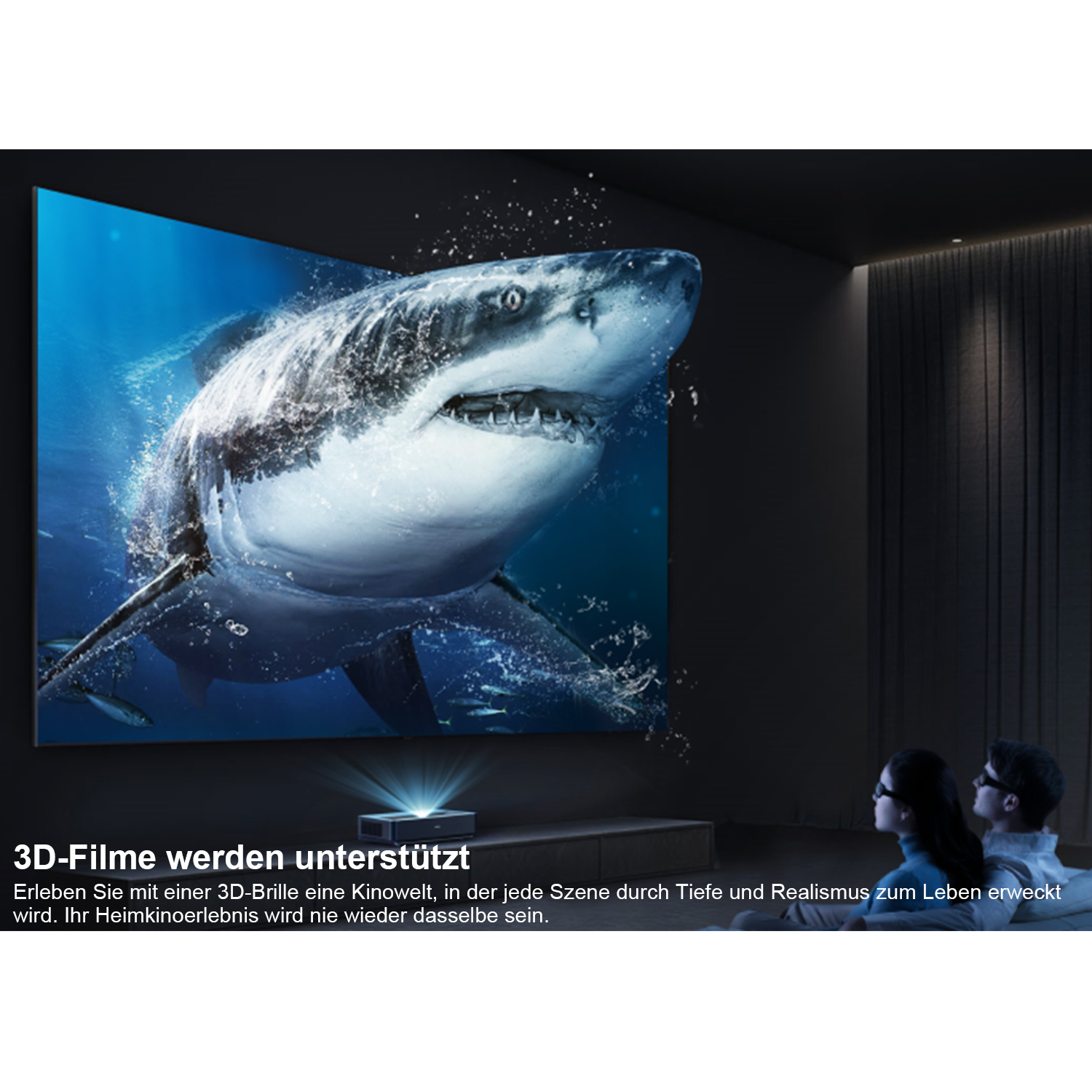 Ein 3D-Film wird auf eine Leinwand projiziert. Ein Hai ist im Film. Zwei Personen tragen 3D-Brillen und schauen zu.