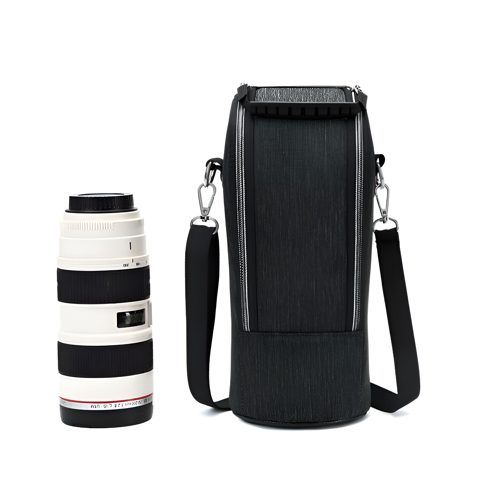 Ein Kameraobjektiv und eine schwarze Objektivtasche mit Schultergurt, vor weißem Hintergrund.