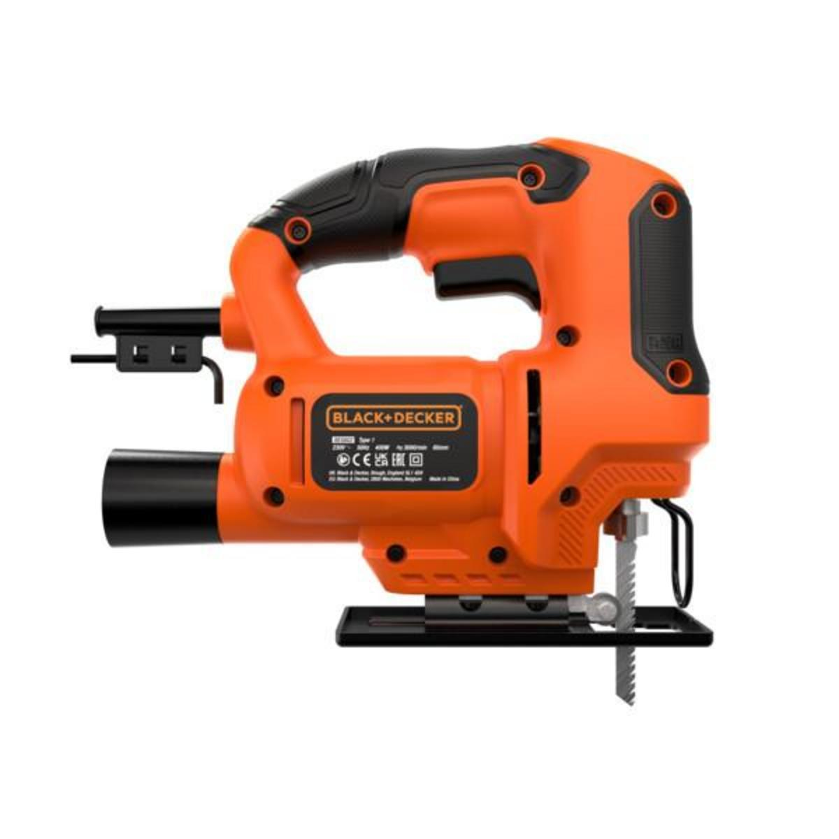 Sierra de calar Black+Decker naranja y negra, con hoja, sobre superficie blanca, vista lateral.