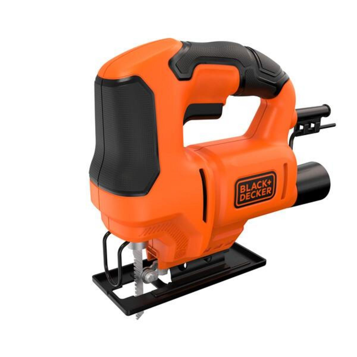 Una sierra caladora naranja y negra Black+Decker, vista desde un ángulo, sobre fondo blanco.