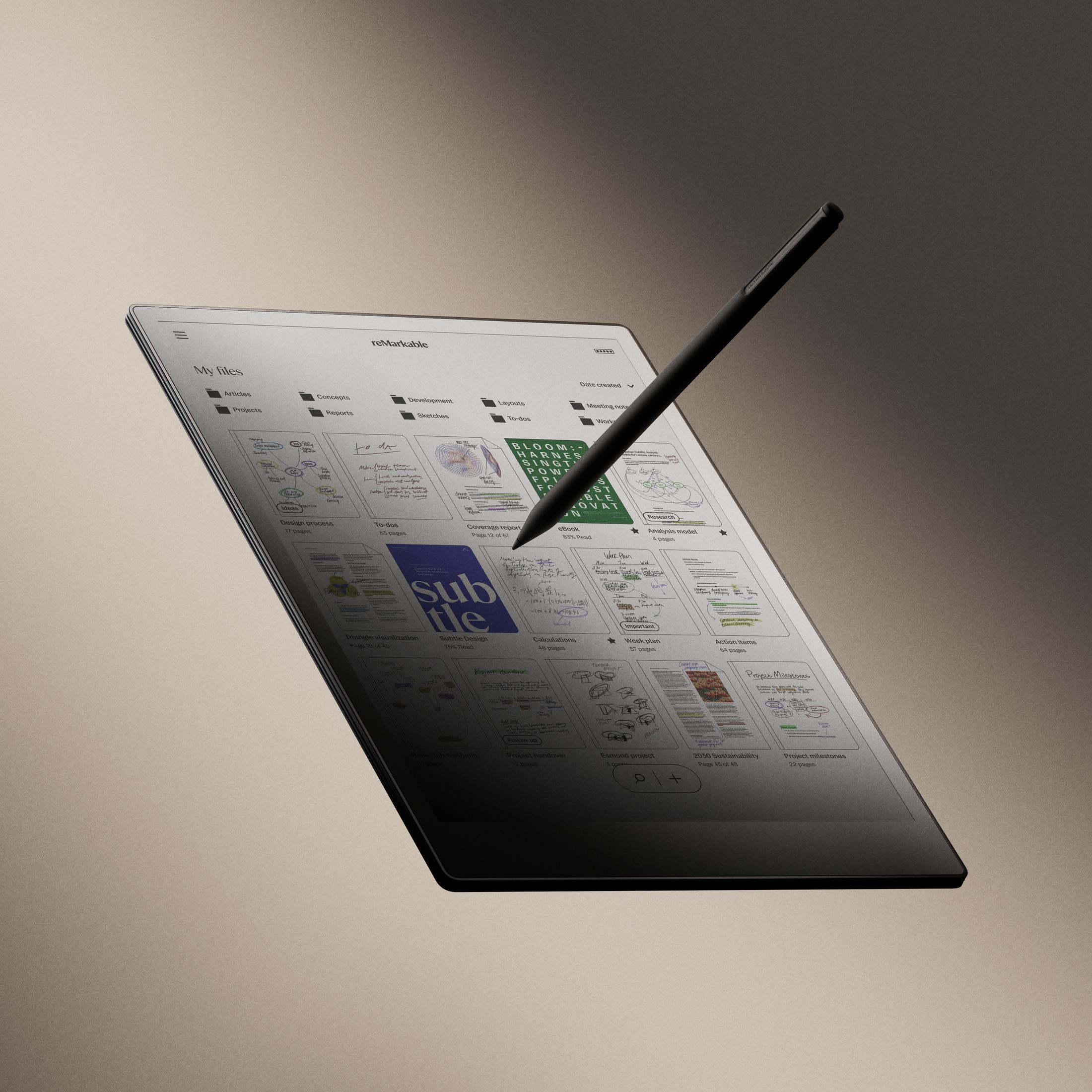 Notları ve belgeleri görüntüleyen, bir kalemle siyah bir tablet. Açılı görünüm, nötr arka plan.