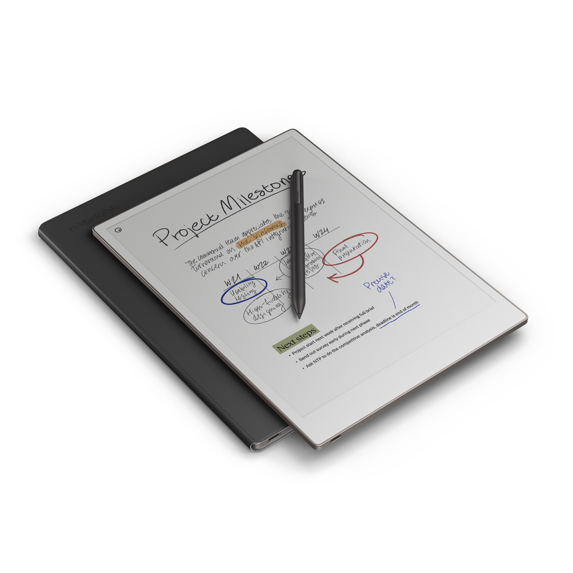 El yazısı notlar ve siyah bir kalem bulunan beyaz bir tablet. Altta siyah bir tablet duruyor. Beyaz zemin.
