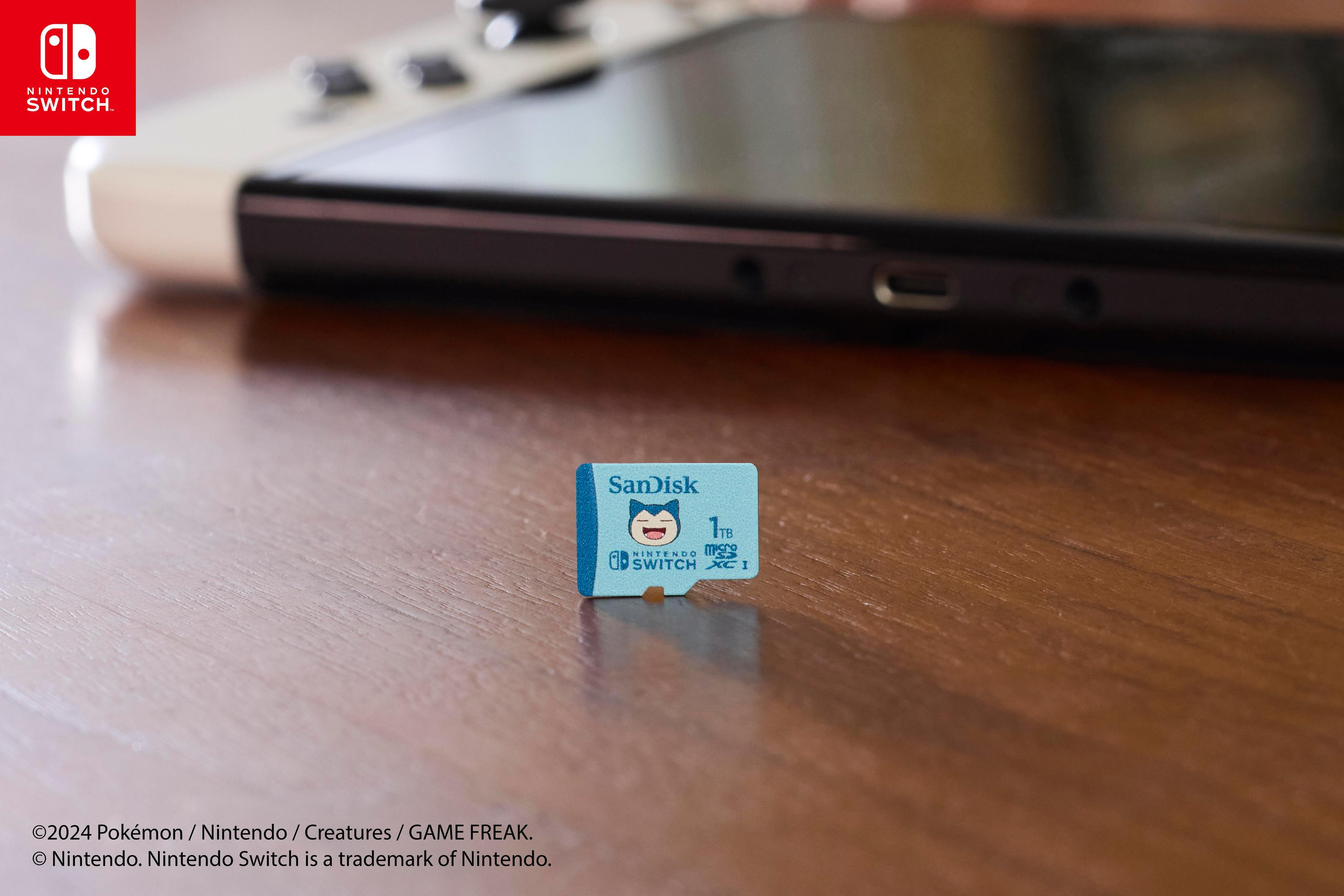 Eine Nintendo Switch mit einer SanDisk 1TB microSD-Karte. Die Karte befindet sich im Vordergrund.