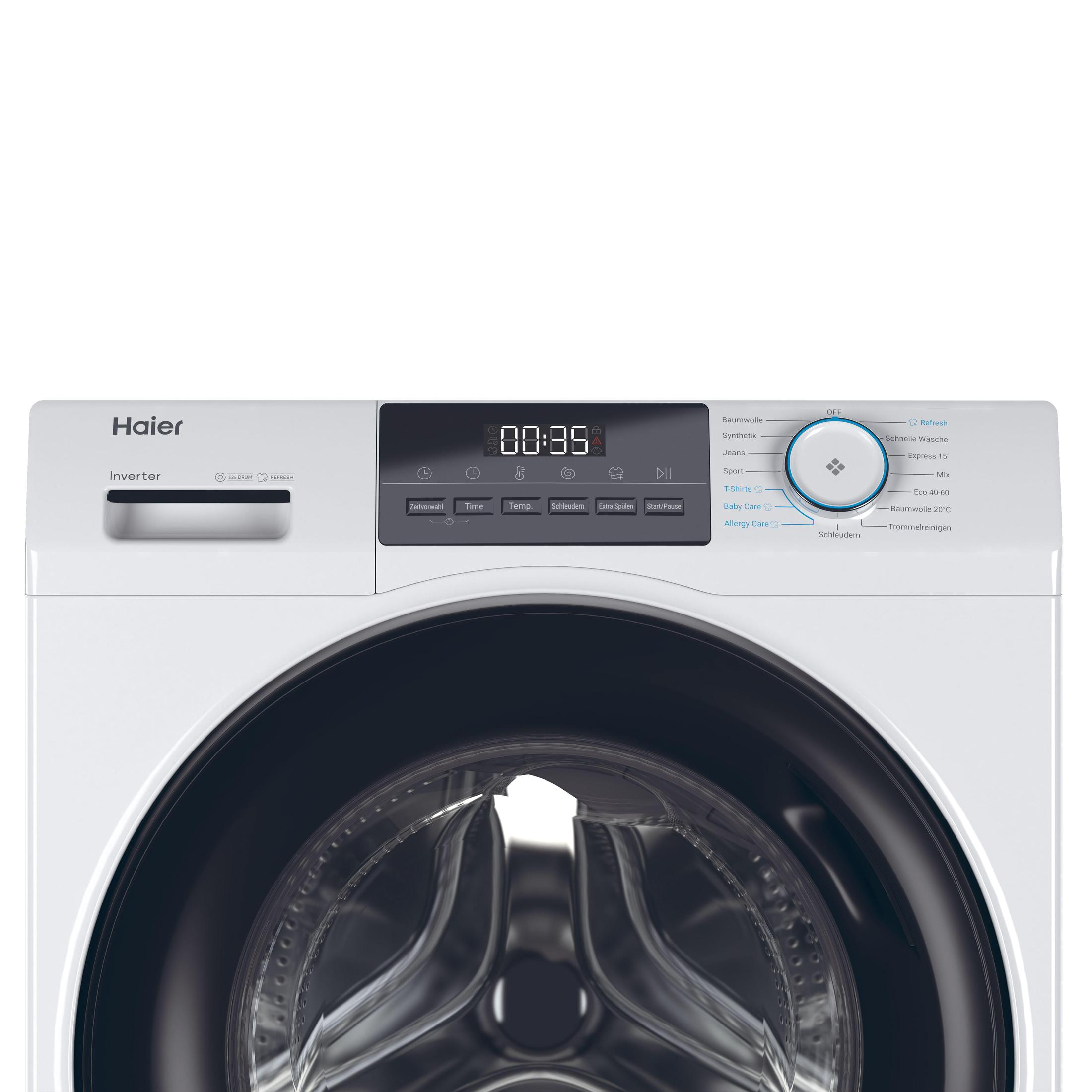 Eine weiße Haier Waschmaschine. Das Bedienfeld zeigt Zeit und Einstellungen an.