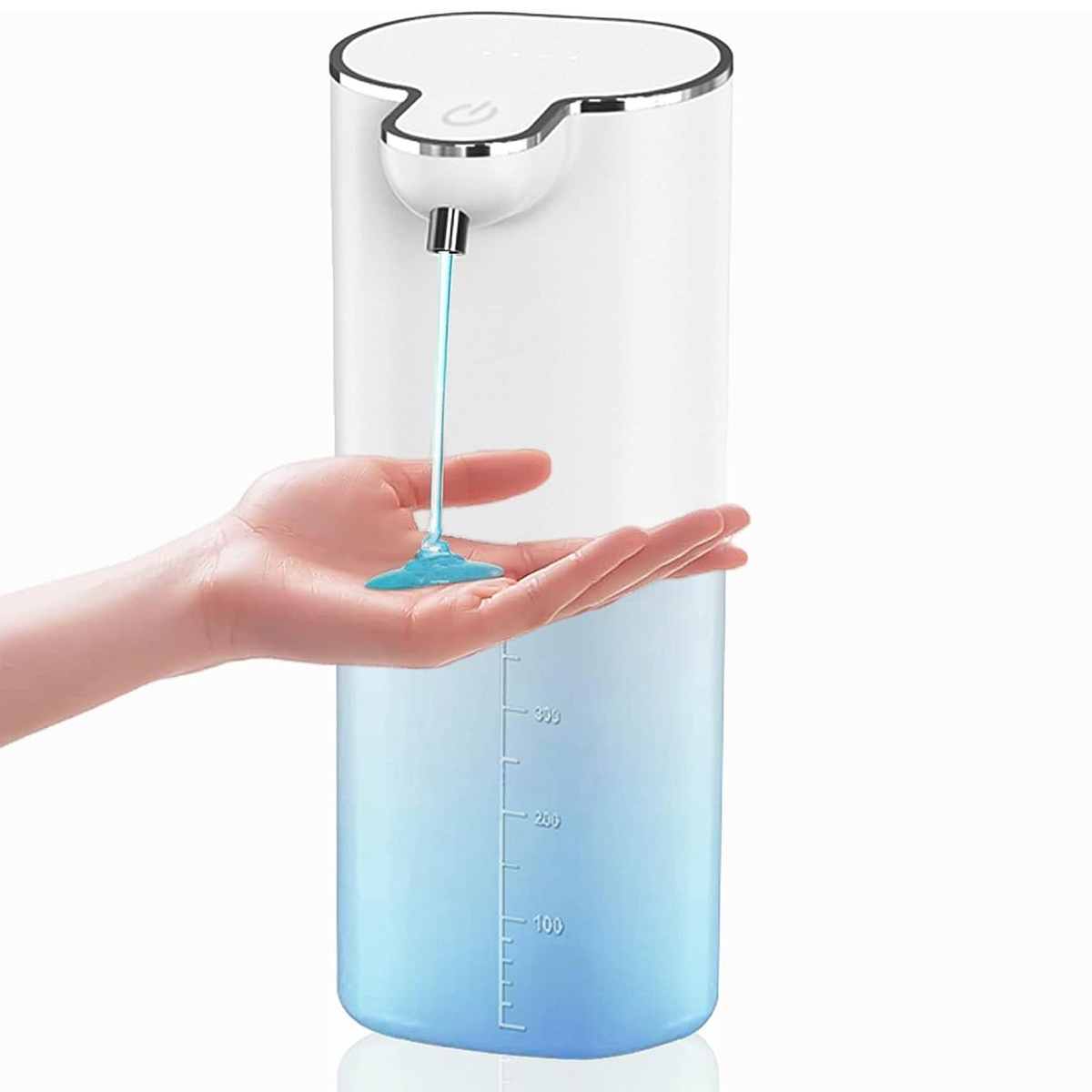 Ein weißer automatischer Seifenspender, der blaue Flüssigkeit in eine Hand abgibt, mit Skala auf der Flasche.