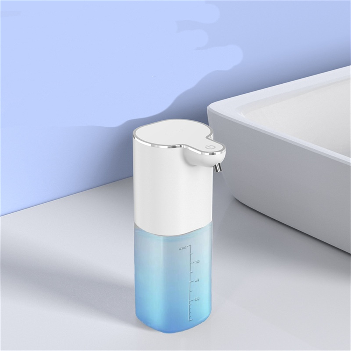 Weiß-blauer automatischer Seifenspender mit Flüssigkeit, ein Waschbecken im Hintergrund.