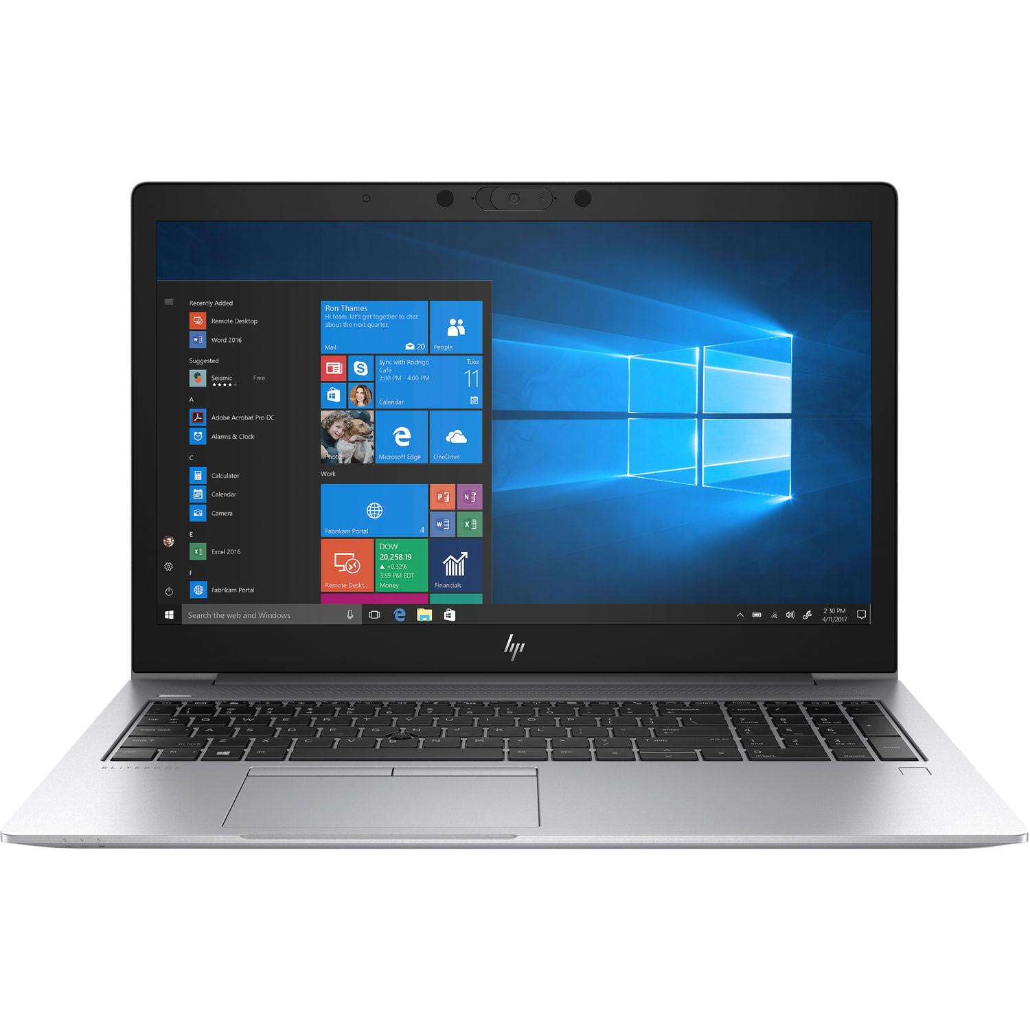 Silberner Laptop auf weißer Oberfläche, geöffnet zum Windows-Desktop. Tastatur sichtbar. Isoliert.