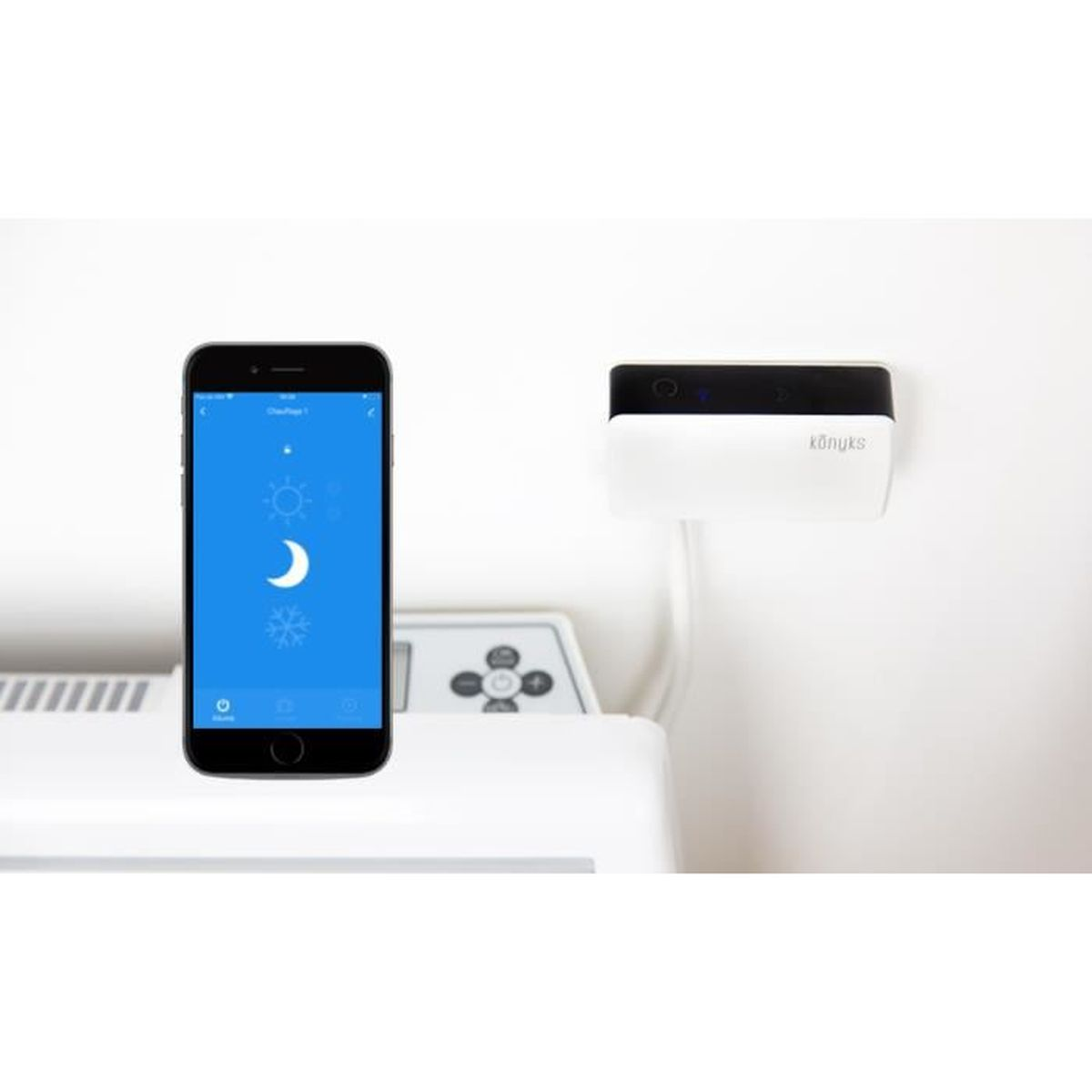 Smartphone che mostra un'app meteo e un dispositivo per la casa intelligente montato a parete.