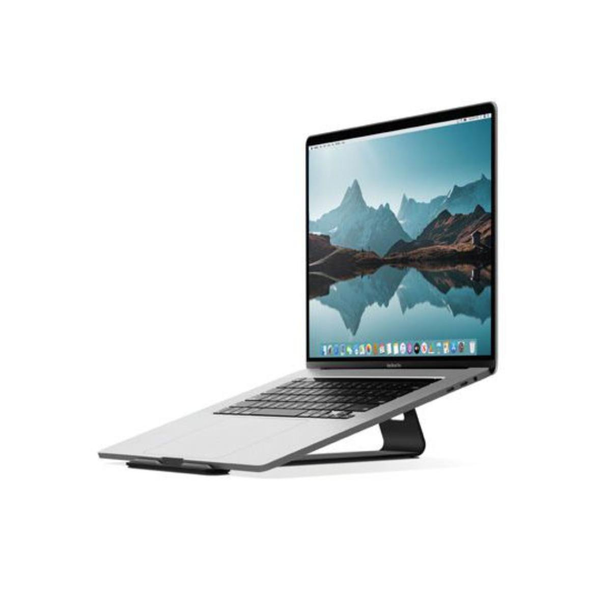 Ordinateur portable sur support, écran montagnes. Corps argenté, clavier noir. Fond blanc.