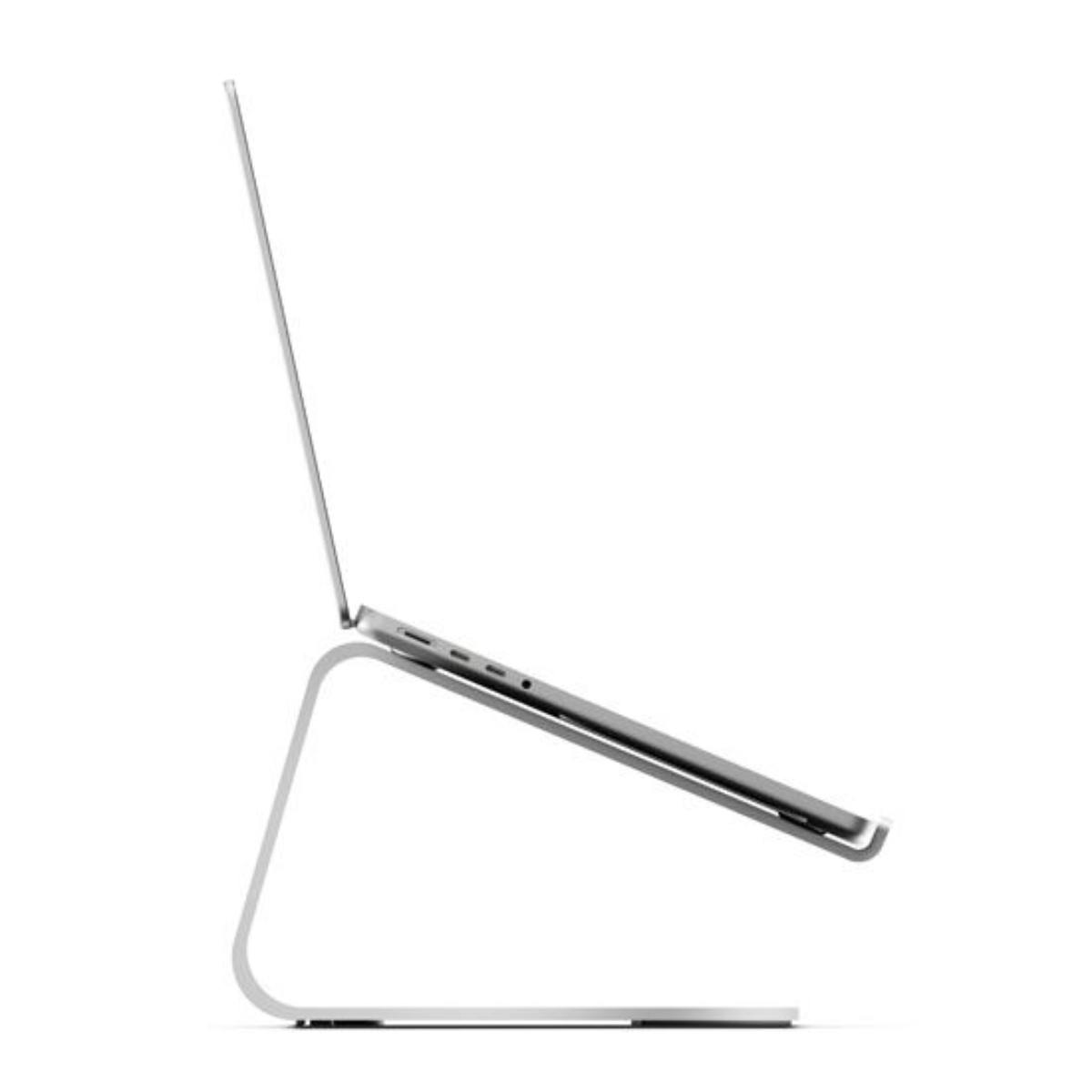 Un laptop argentato su un supporto bianco. Lo schermo è aperto ad angolo.