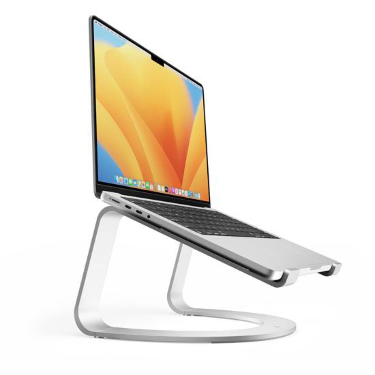 Laptop argentato in posizione aperta, su supporto bianco. Sfondo bianco. Vista angolata.