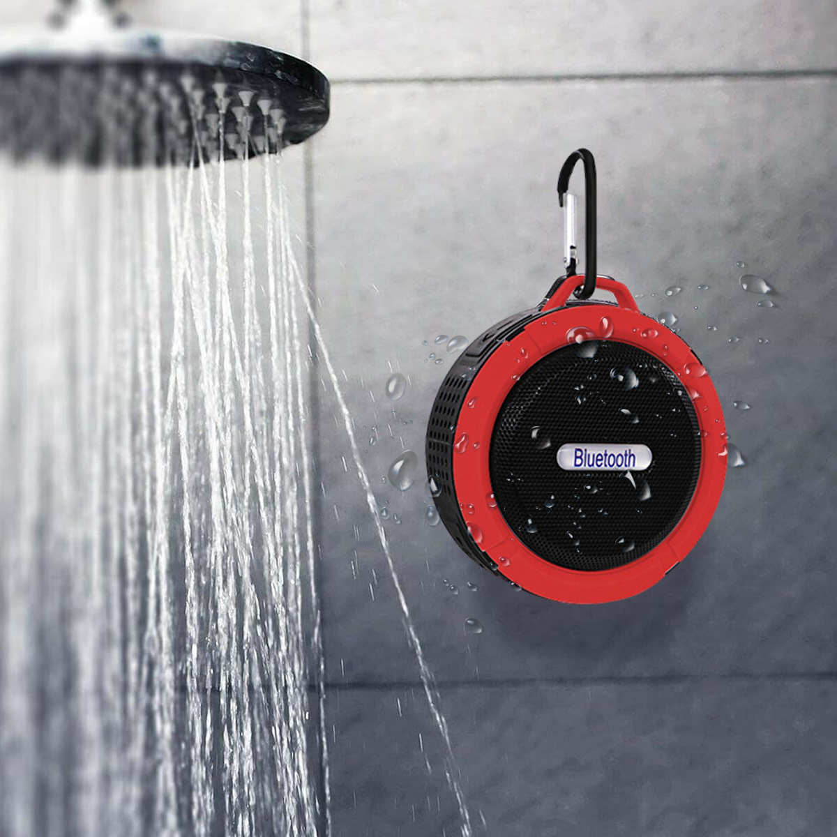 Ein roter und schwarzer wasserdichter Lautsprecher hängt in der Dusche, Wasser spritzt.