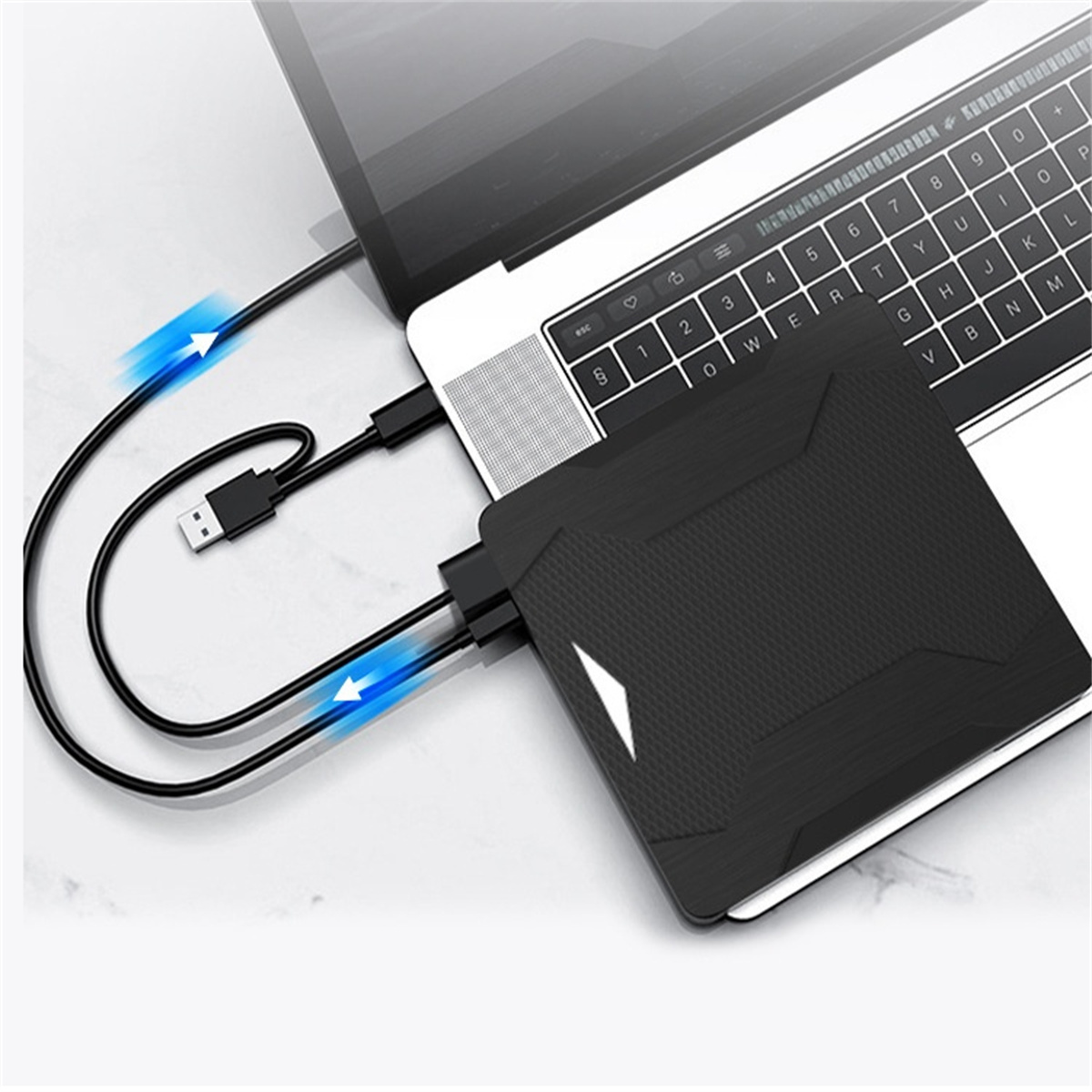 Laptop mit schwarzer externer Festplatte über USB-Kabel verbunden. Blaue Pfeilgrafik. Weißer Hintergrund.
