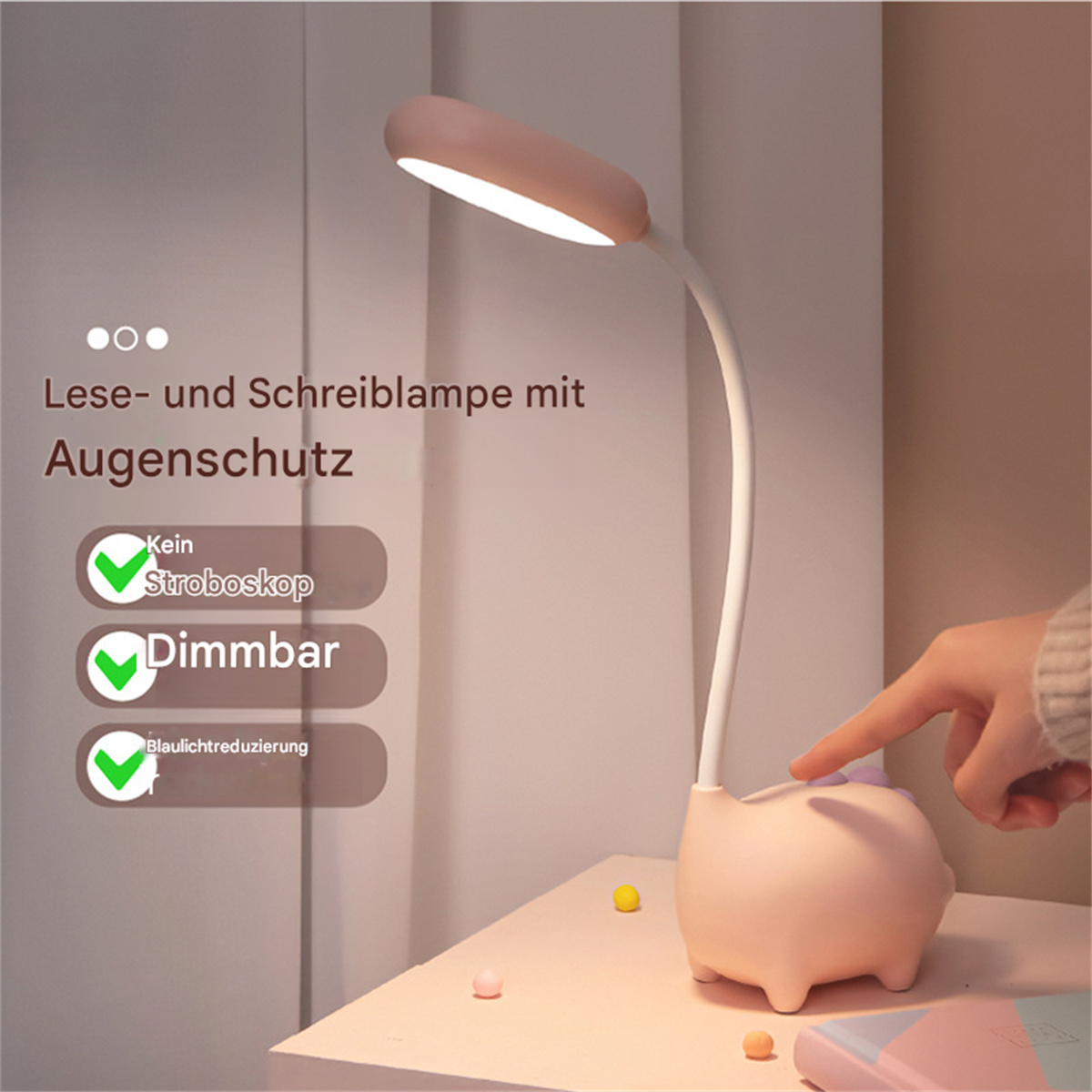 Rosa Schreibtischlampe mit gebogenem Hals, Touch-Taste und Text. Eine Hand berührt die Taste.