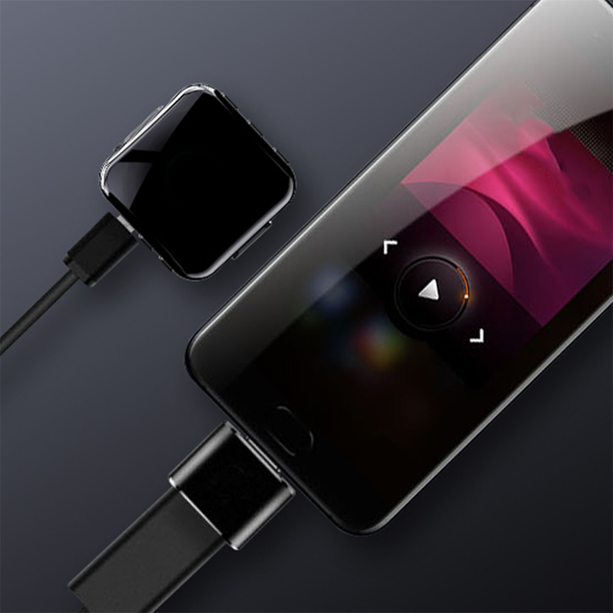 Ein schwarzer Audioempfänger, der über ein USB-C-Kabel mit einem Telefon verbunden ist.