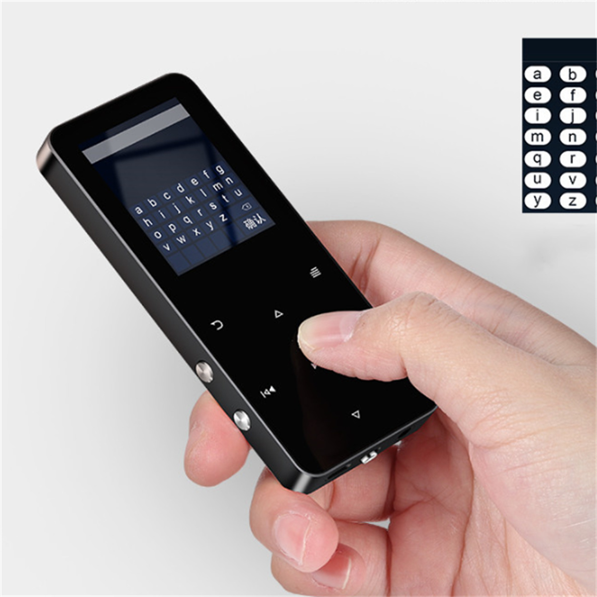 Eine Hand, die einen schwarzen MP3-Player mit kleinem Bildschirm und Tasten hält. Der Bildschirm zeigt Buchstaben.
