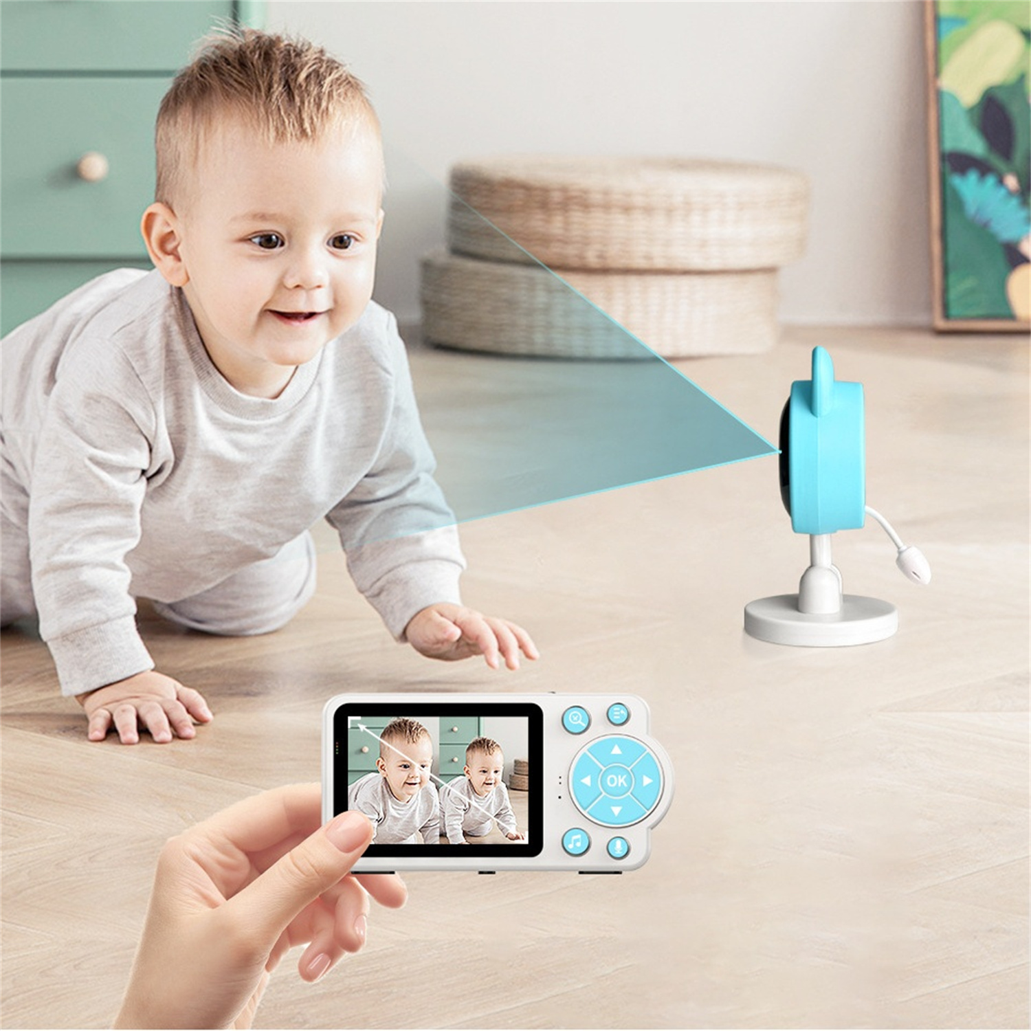 Ein Baby, eine Babykamera und ein Telefon mit einem Bildschirm, der das Baby zeigt.