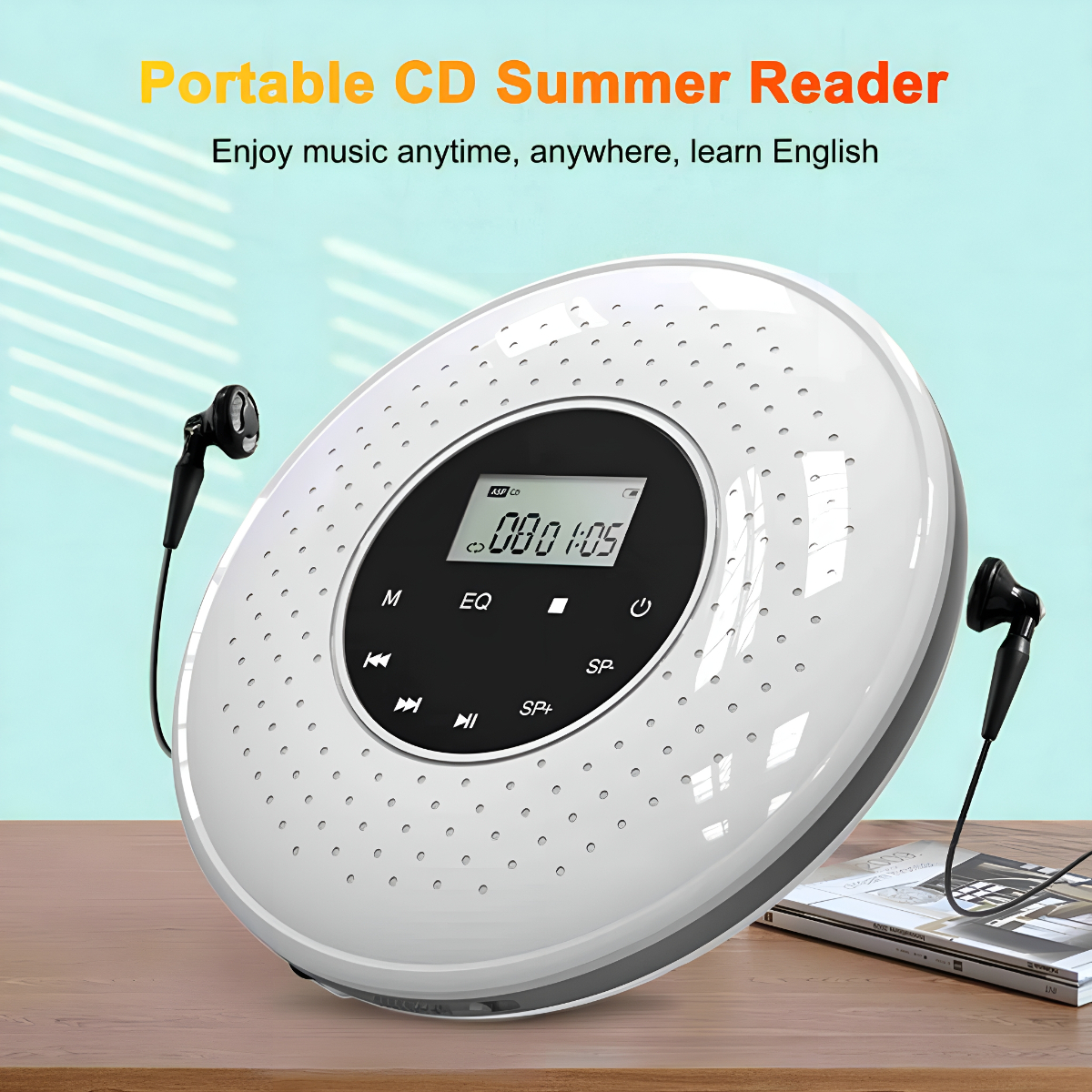 Weißer tragbarer CD-Player mit Kopfhörern und einem Buch auf einem Tisch.