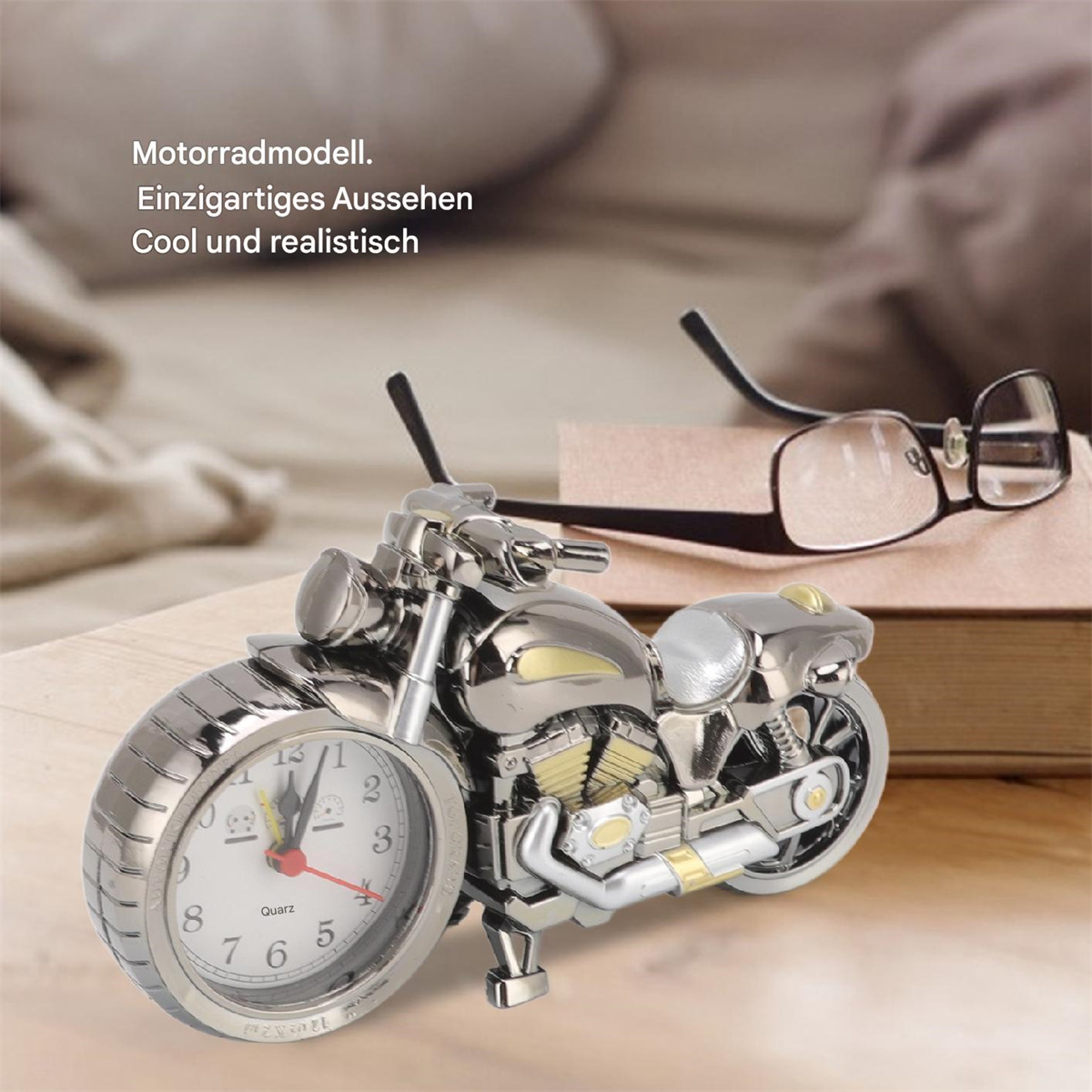 Eine Motorrad-förmige Uhr auf einem Buch, mit Brille. Text: Motorradmodell. Einzigartiges Aussehen.