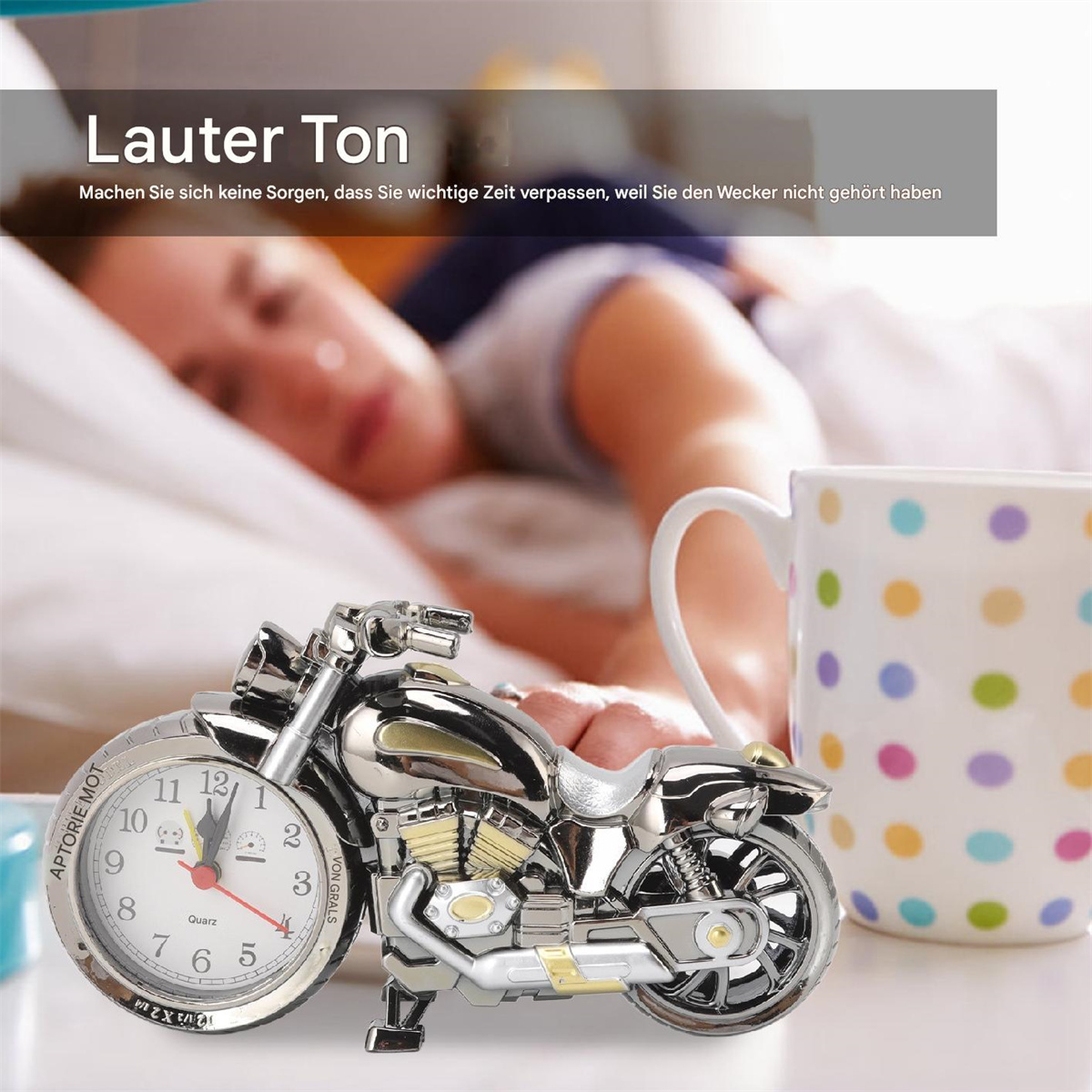 Eine Chrom-Motorraduhr neben einer Kaffeetasse auf einem Nachttisch. Eine Person schläft im Hintergrund.