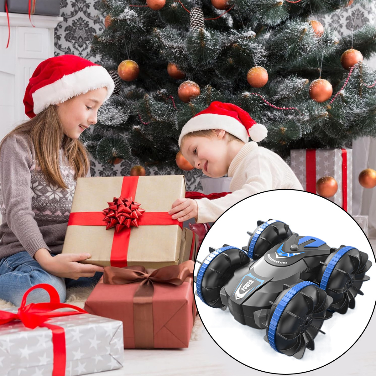 Zwei Kinder mit Weihnachtsmützen an einem Weihnachtsbaum. Sie betrachten Geschenke. Ein Spielzeugauto ist in der Nähe.