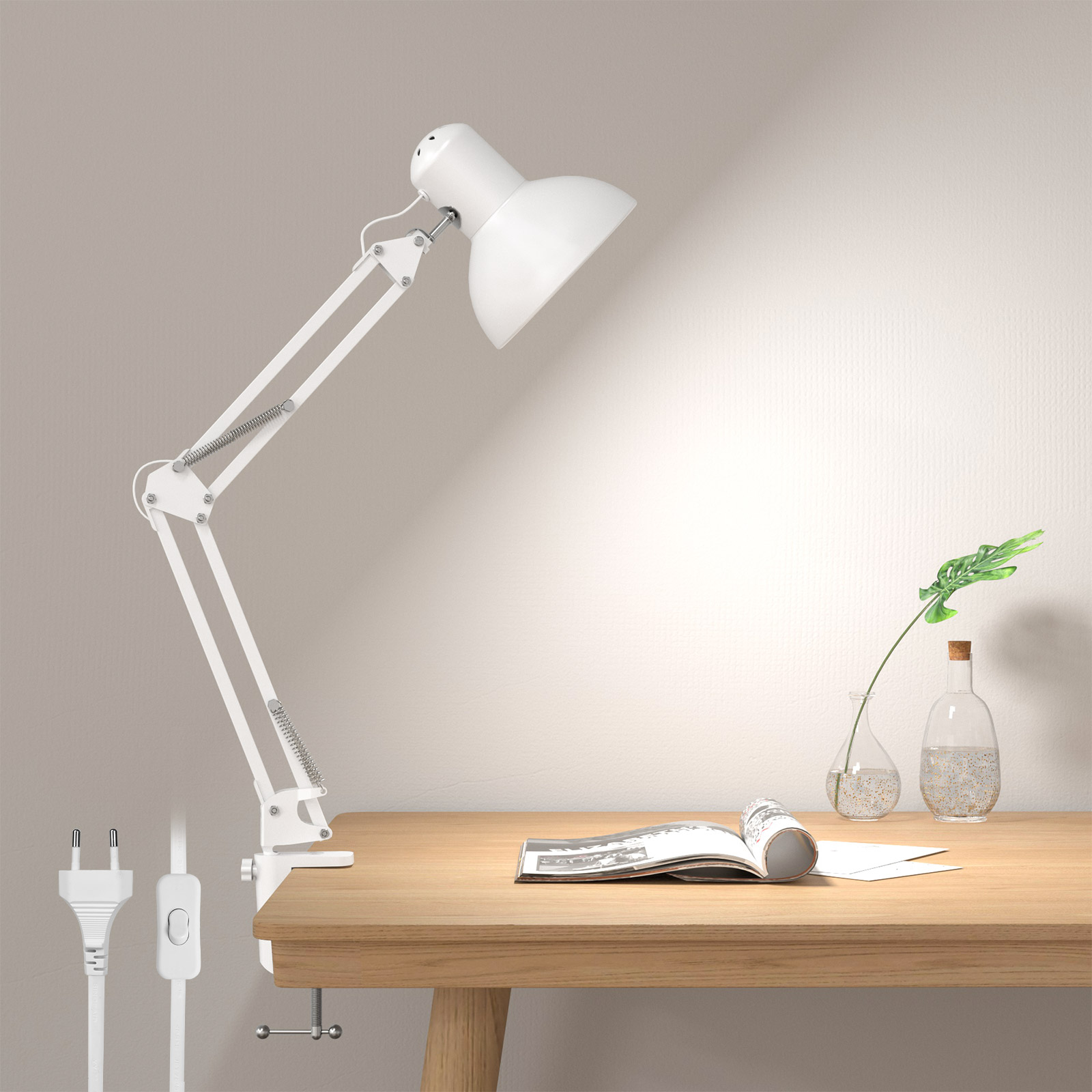 Weiße Schreibtischlampe mit verstellbarem Arm über einem Holztisch mit Buch und Pflanze.