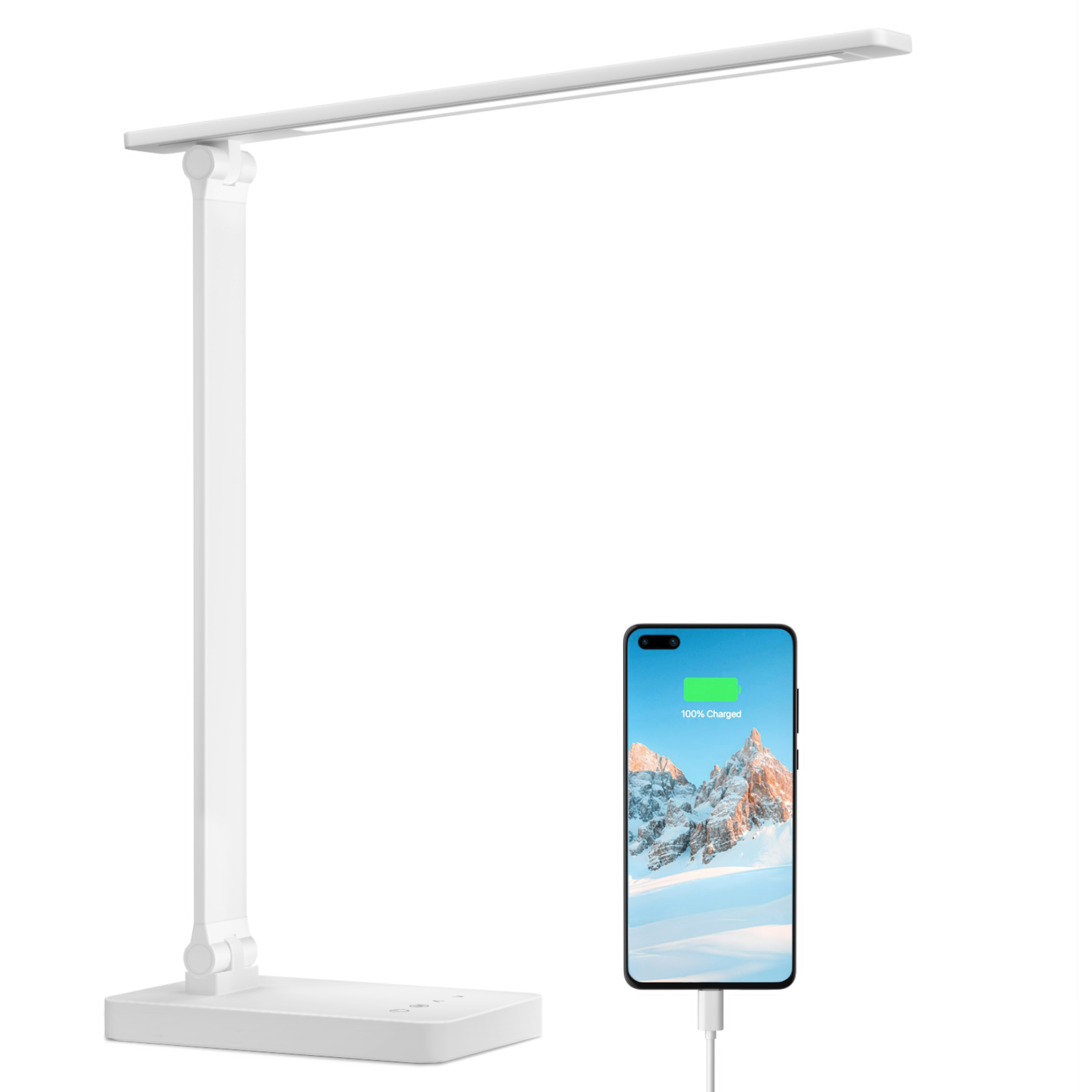 Eine weiße Schreibtischlampe mit einem daneben ladenden Smartphone, mit vollgeladenem Bildschirm.