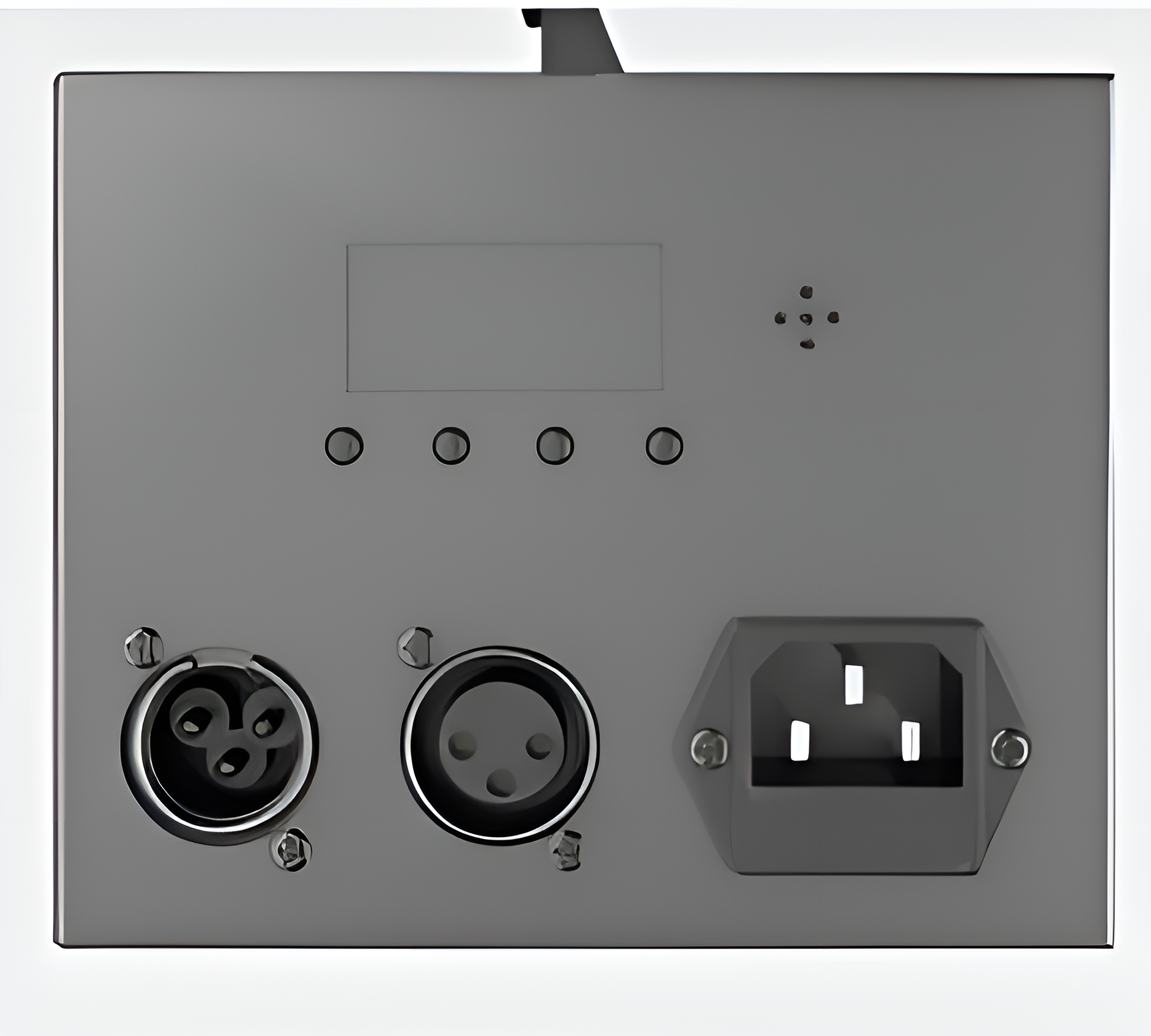 Graue Metallplatte mit drei kreisförmigen Anschlüssen und einem IEC-Stromanschluss. Das Panel hat ein kleines Display und Knöpfe.