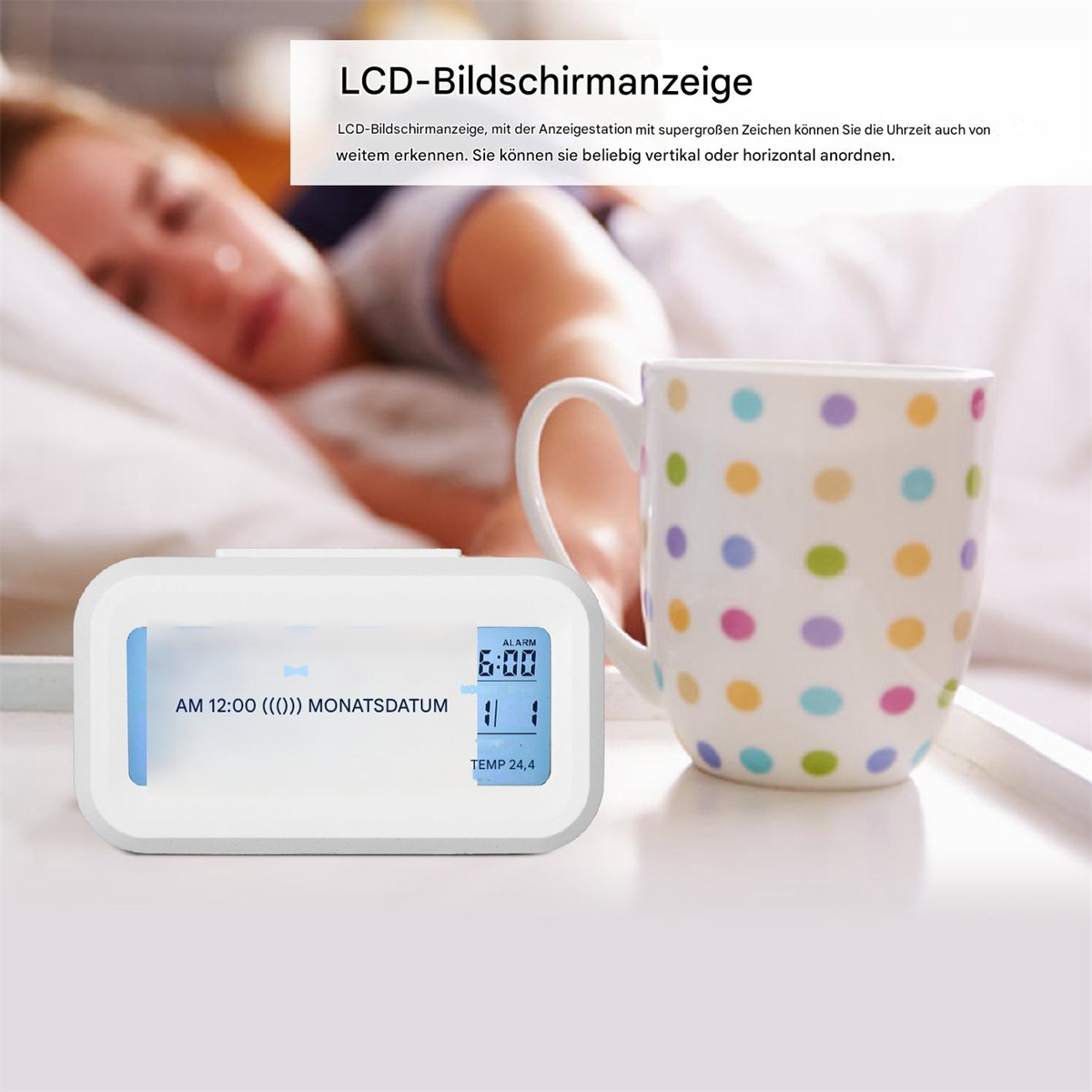 Weiße Digitaluhr mit Zeit und Datum, Person im Bett im Hintergrund.