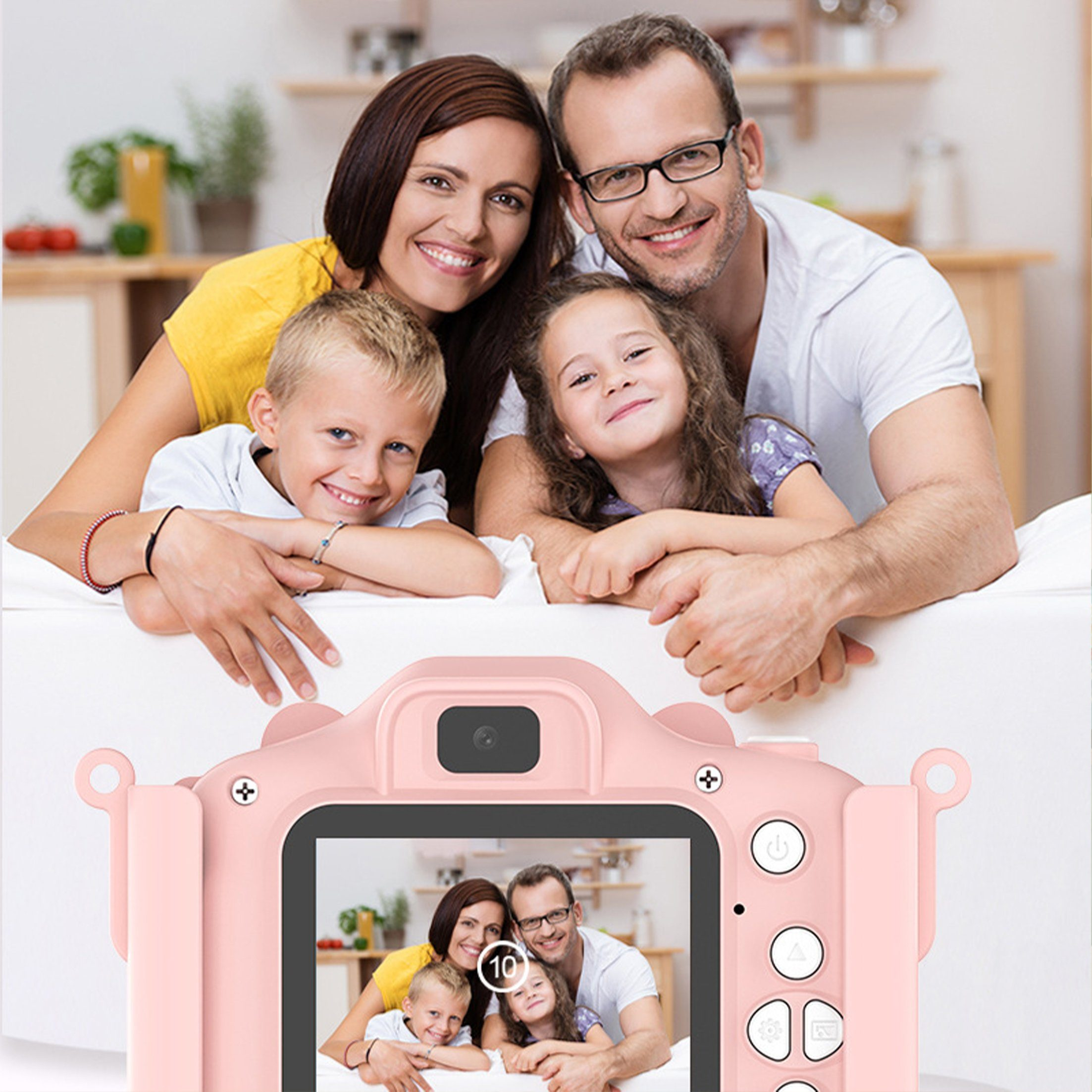 Familie macht ein Foto mit einer rosa Kamera, das Bild wird auf dem Bildschirm angezeigt.