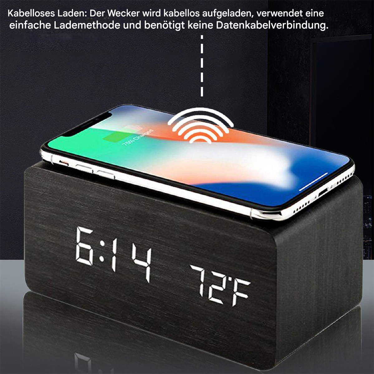 Eine Holzuhr mit einem darauf ladenden Telefon, mit digitaler Anzeige.