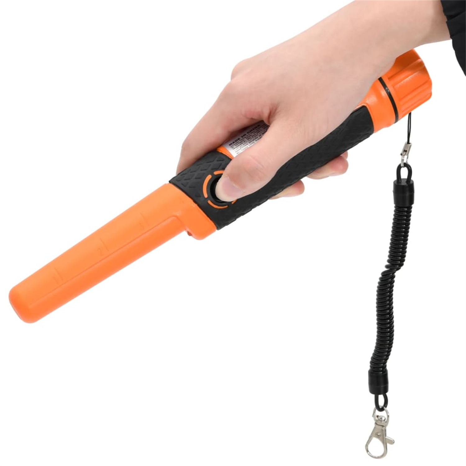 Ein orangefarbener Metalldetektor, der von einer Hand gehalten wird. Er hat einen schwarzen Griff mit Lanyard.