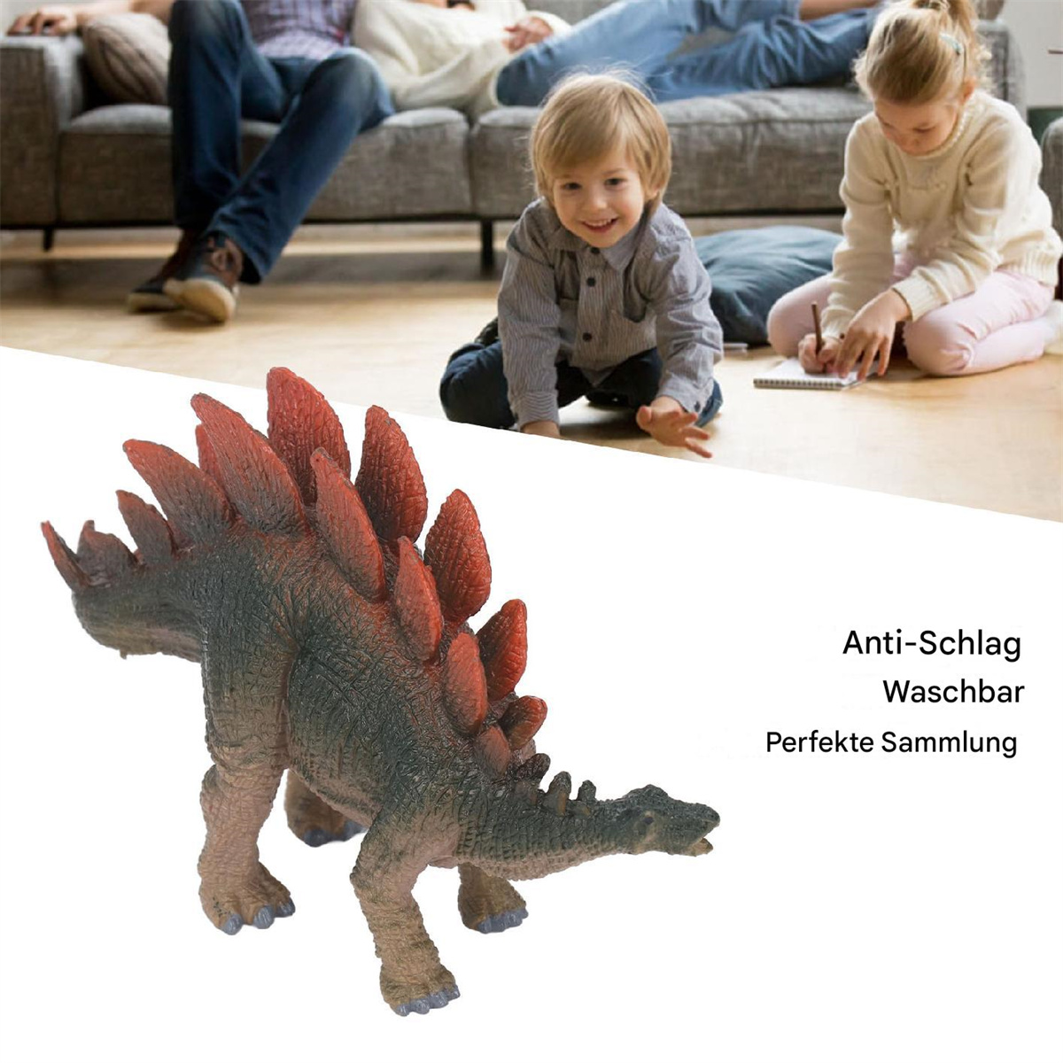 Ein Spielzeug-Stegosaurus-Dinosaurier vor einem Jungen und einem Mädchen auf einem Sofa. Deutscher Text.