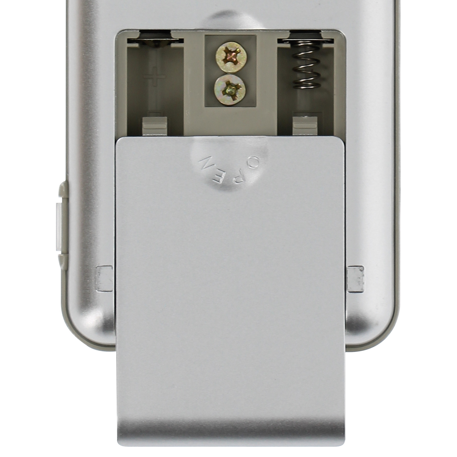 Offenes Batteriefach eines Geräts, mit Batterien.
