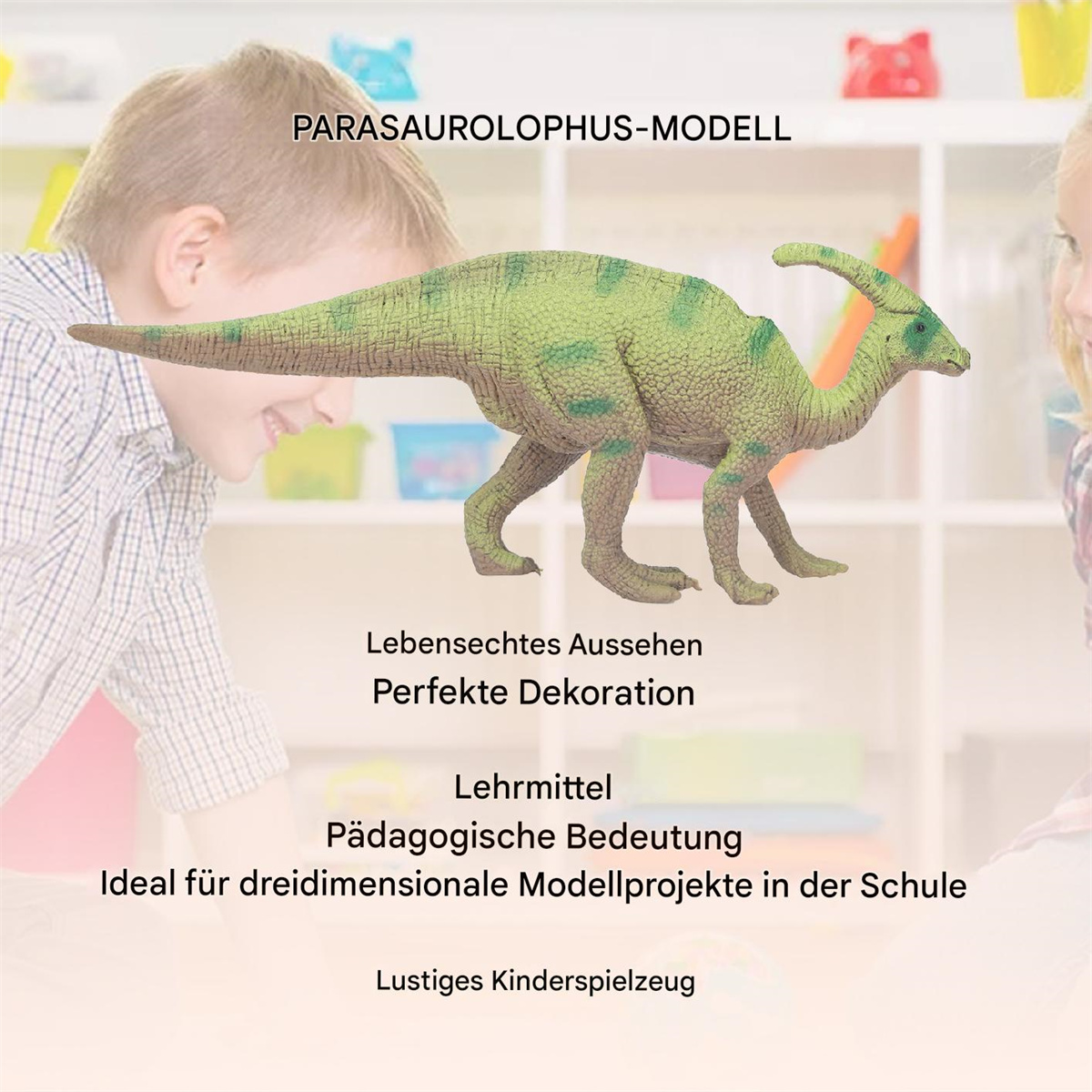 Ein grünes Dinosaurierspielzeug mit dem lächelnden Gesicht eines Kindes im Hintergrund, Text auf Deutsch.
