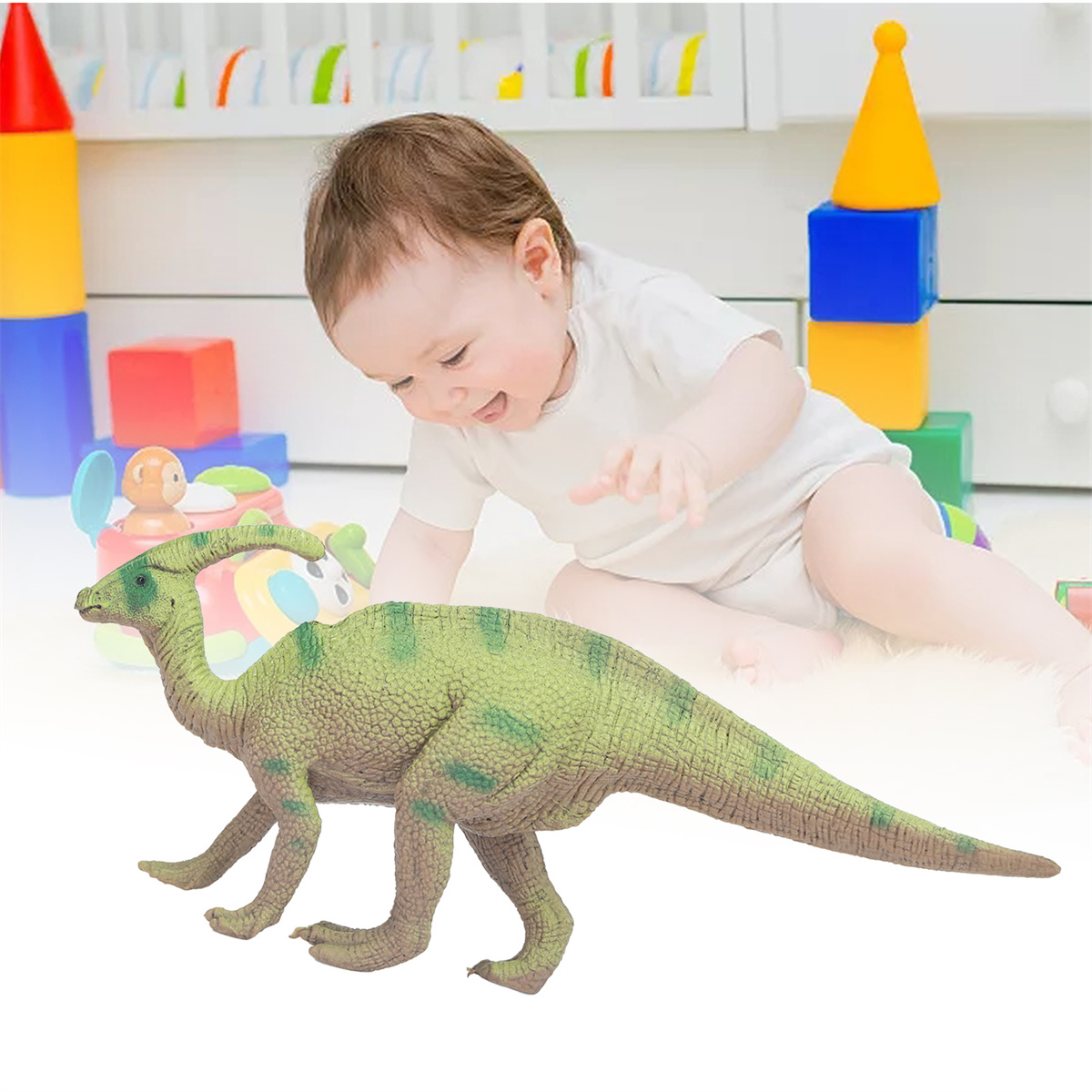 Grünes Dinosaurier-Spielzeug mit Baby im Hintergrund, lächelnd neben Spielzeug am Boden.