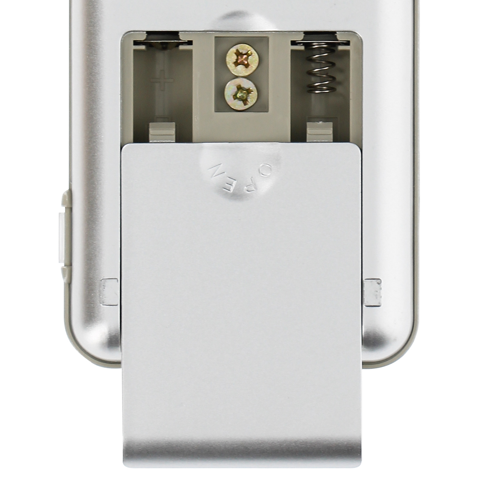 Nahaufnahme eines silbernen Geräts, das das Batteriefach zeigt. Der Deckel ist offen, Batterien und Schrauben.