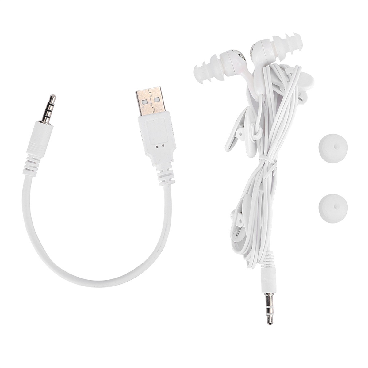 Weiße Ohrhörer, USB- und 3,5-mm-Kabel auf weißem Hintergrund.