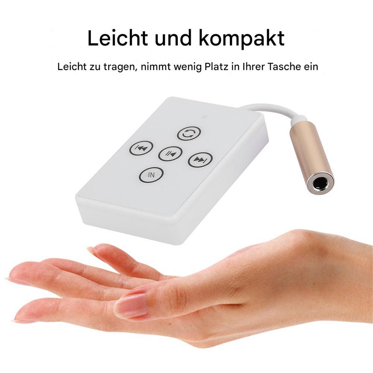 Weißer Audioempfänger mit Knöpfen und einer goldenen Audiobuchse, die von einer Hand gehalten wird.