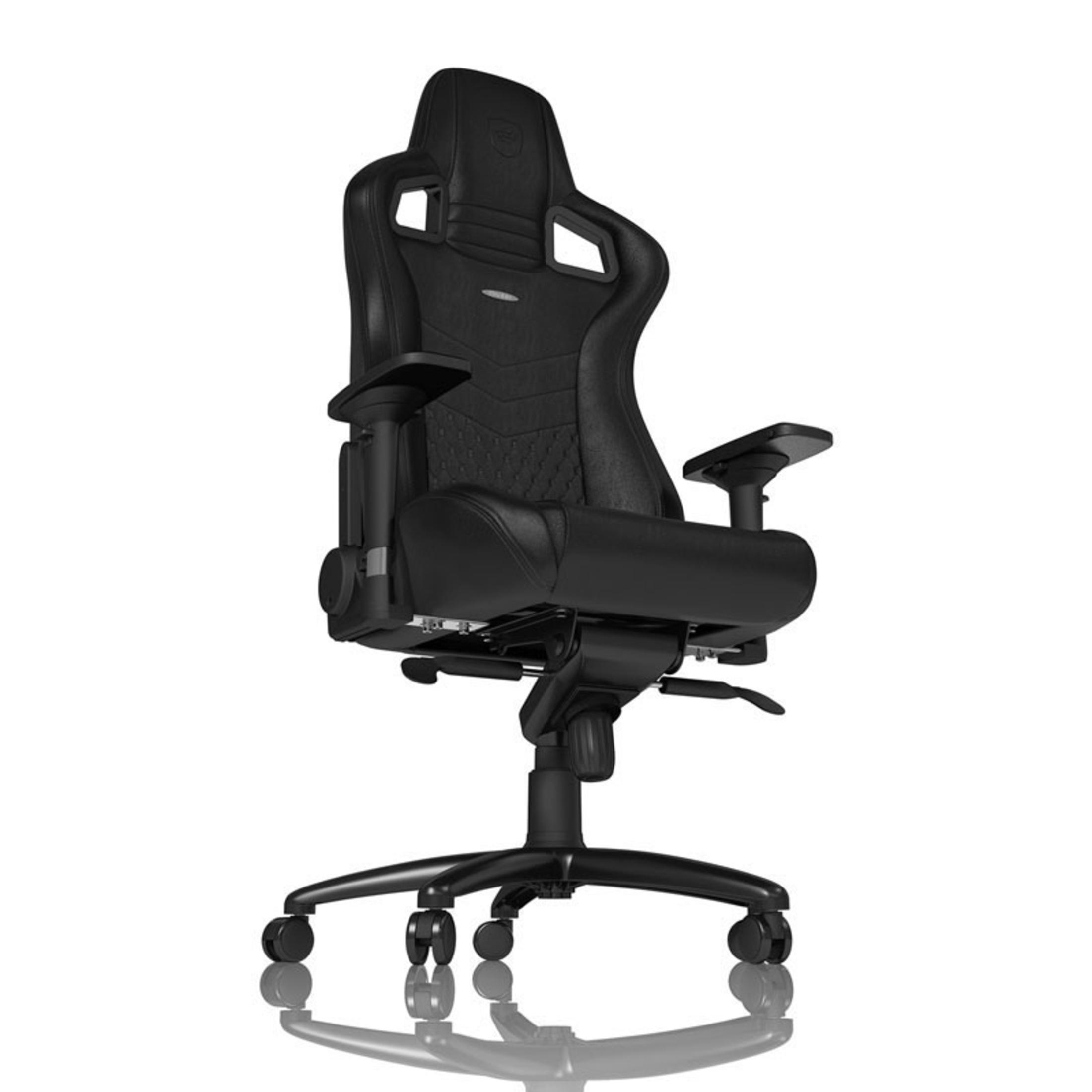 Schwarzer Gaming-Stuhl mit Kopfstütze, Armlehnen und Rollen. Er hat ein schwarzes Gestell.