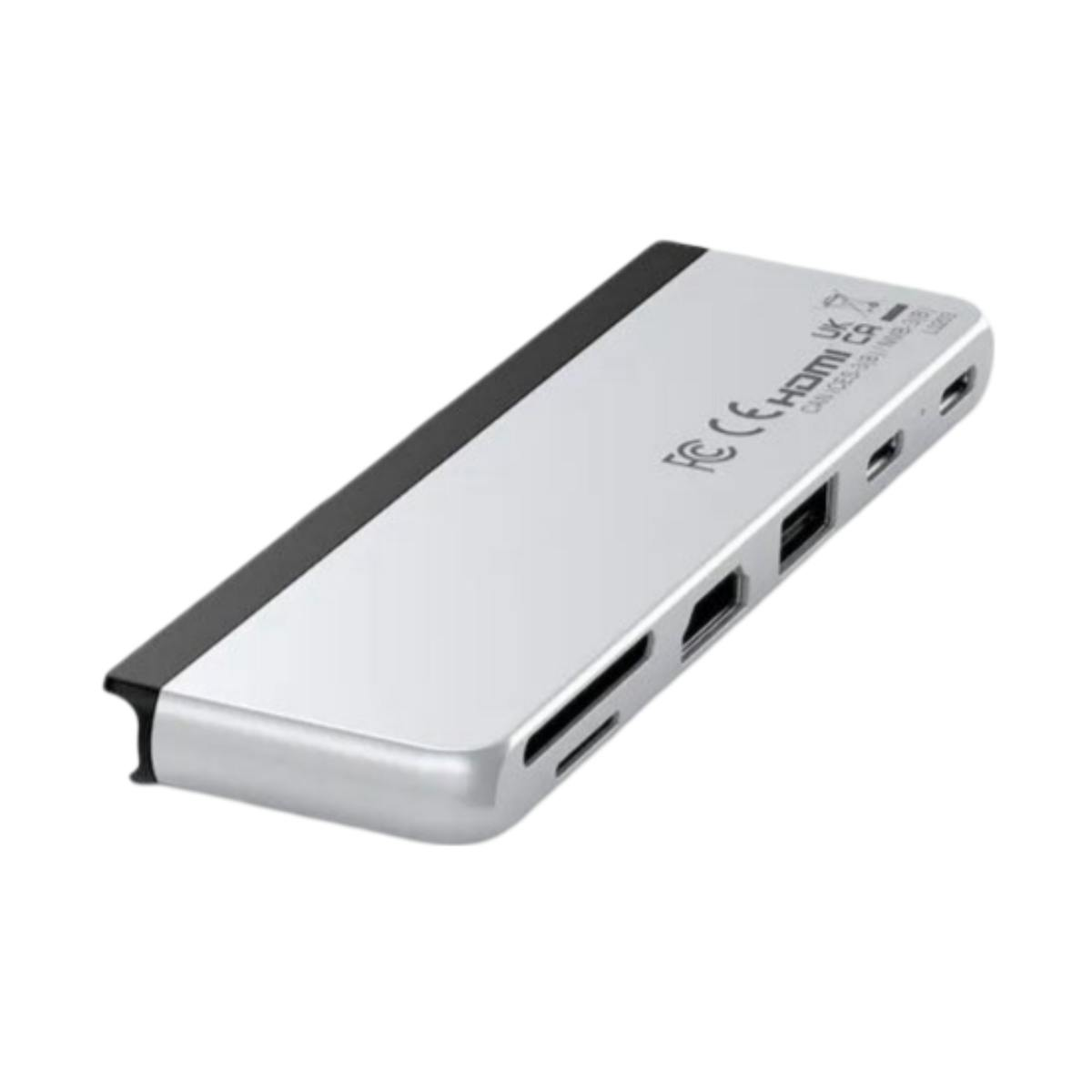 Adattatore multiporta color argento con varie porte, su sfondo bianco.