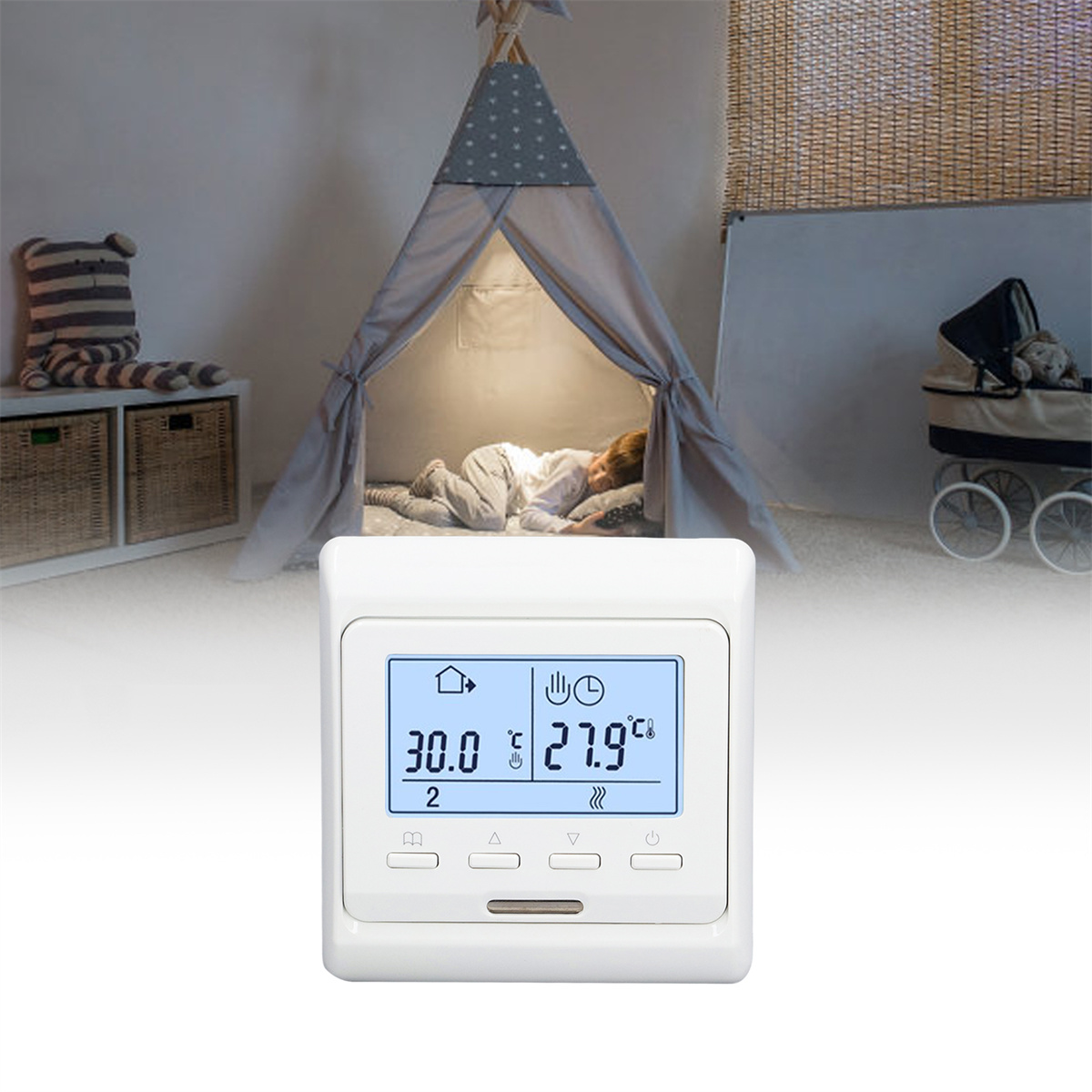 Digitaler Thermostat an einer Wand, im Hintergrund schläft ein Kind in einem Tipi.