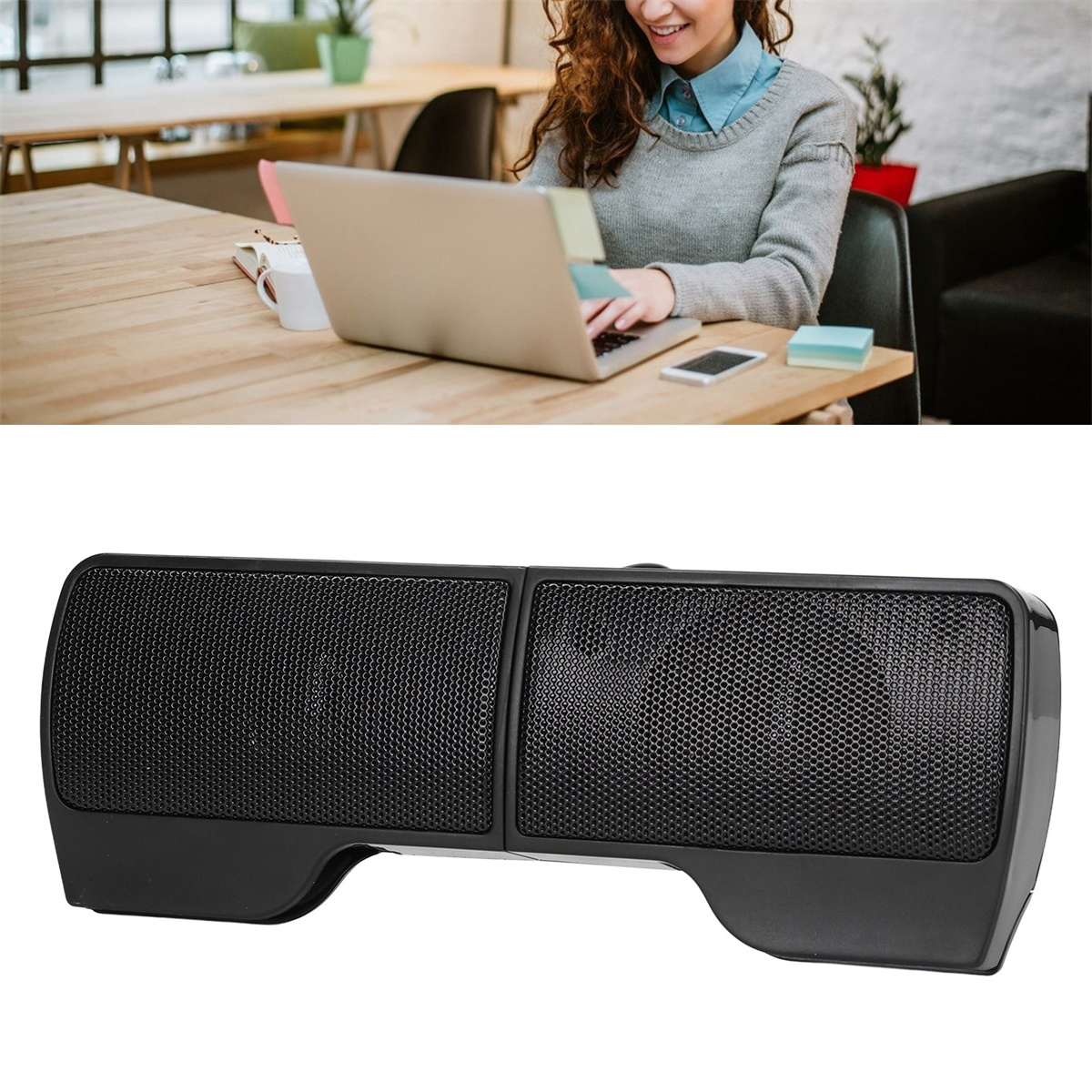 Eine schwarze Soundbar unter einer Person, die an einem Laptop arbeitet. Die Person lächelt. Weißer Hintergrund.